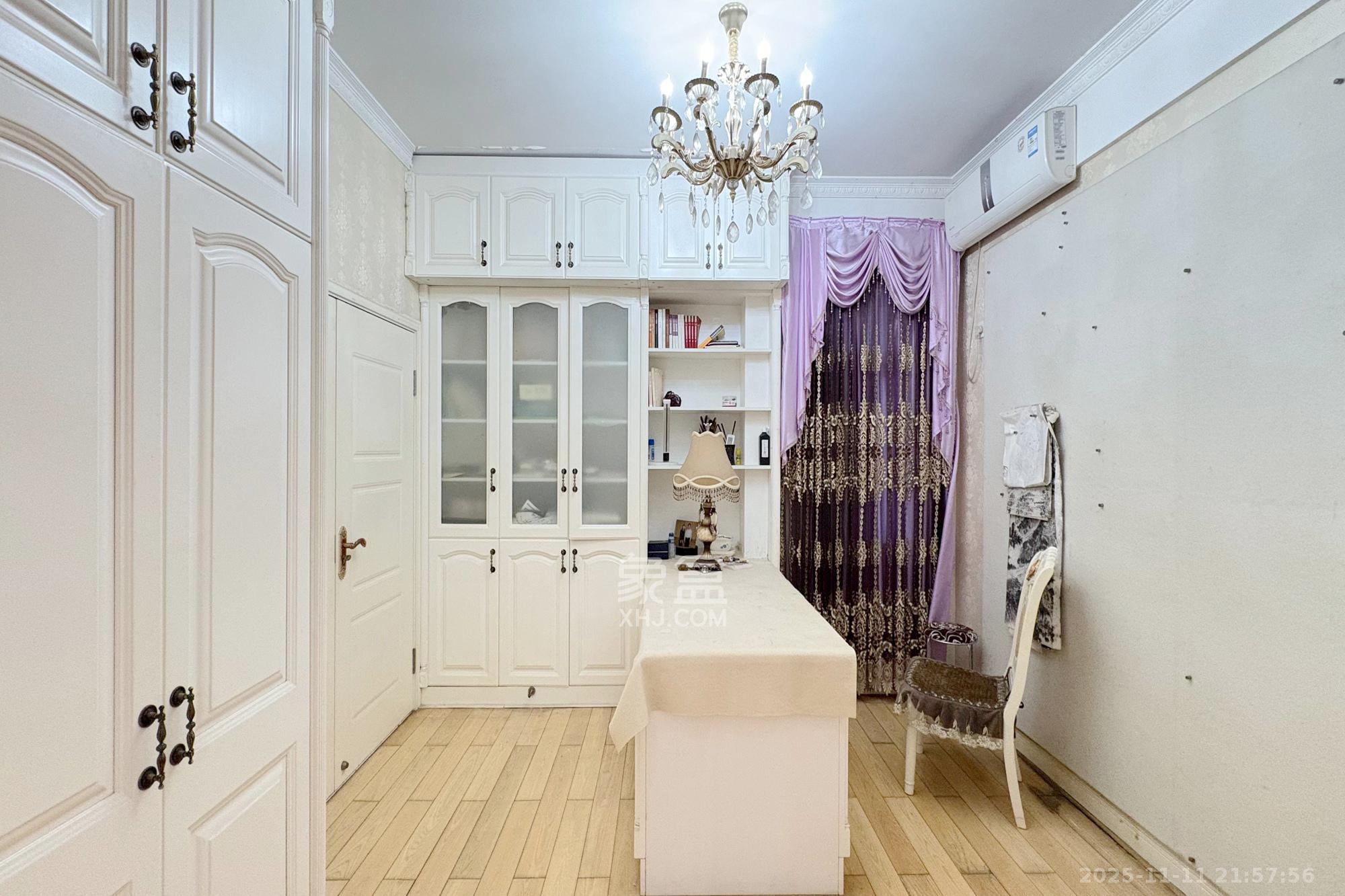 京电花园 5室2厅2卫 240.0万 京电花园 5室2厅2卫 240.0万卧室