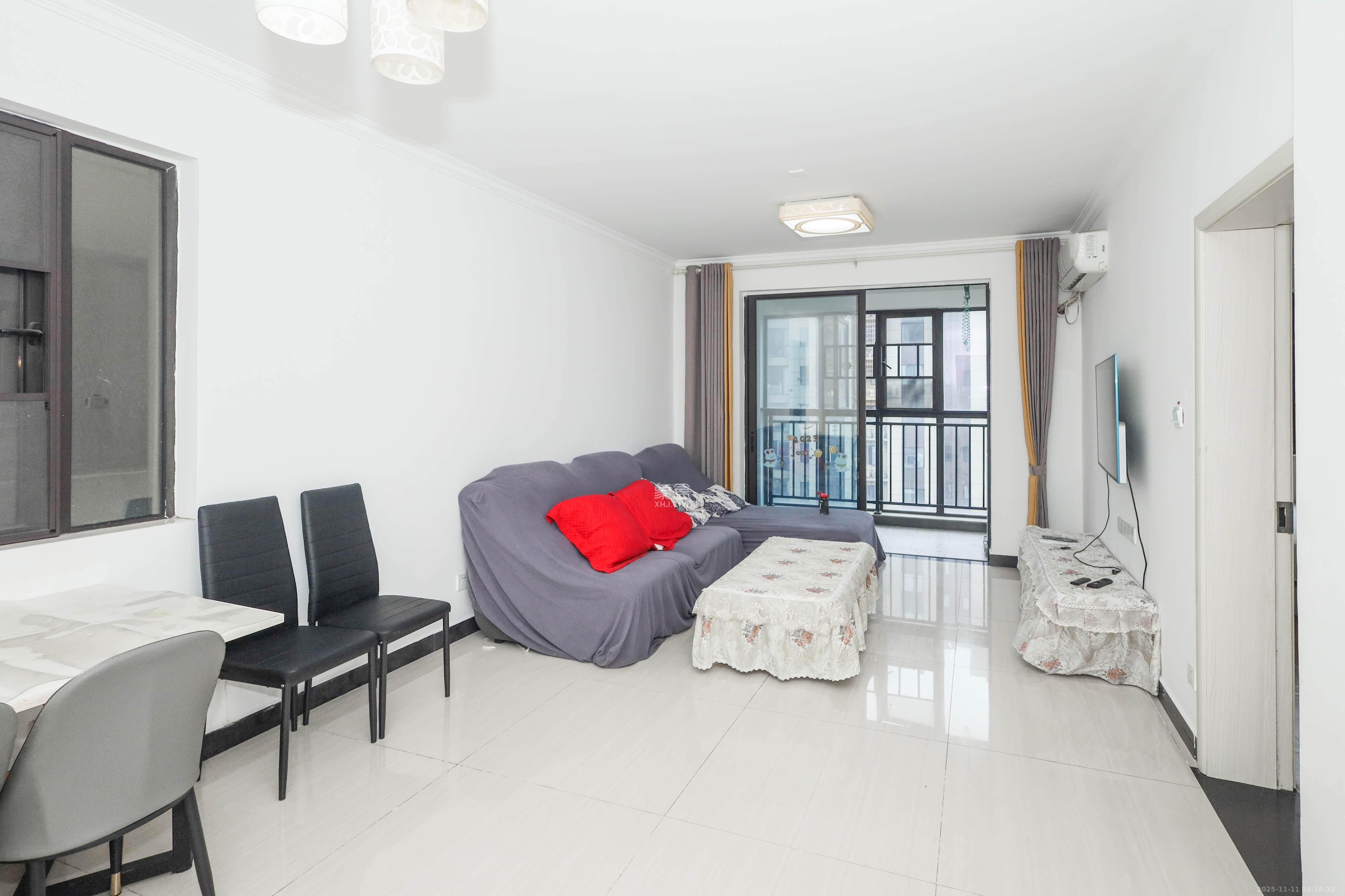 中国铁建梅溪青秀二期  3室2厅2卫    118.0万客厅