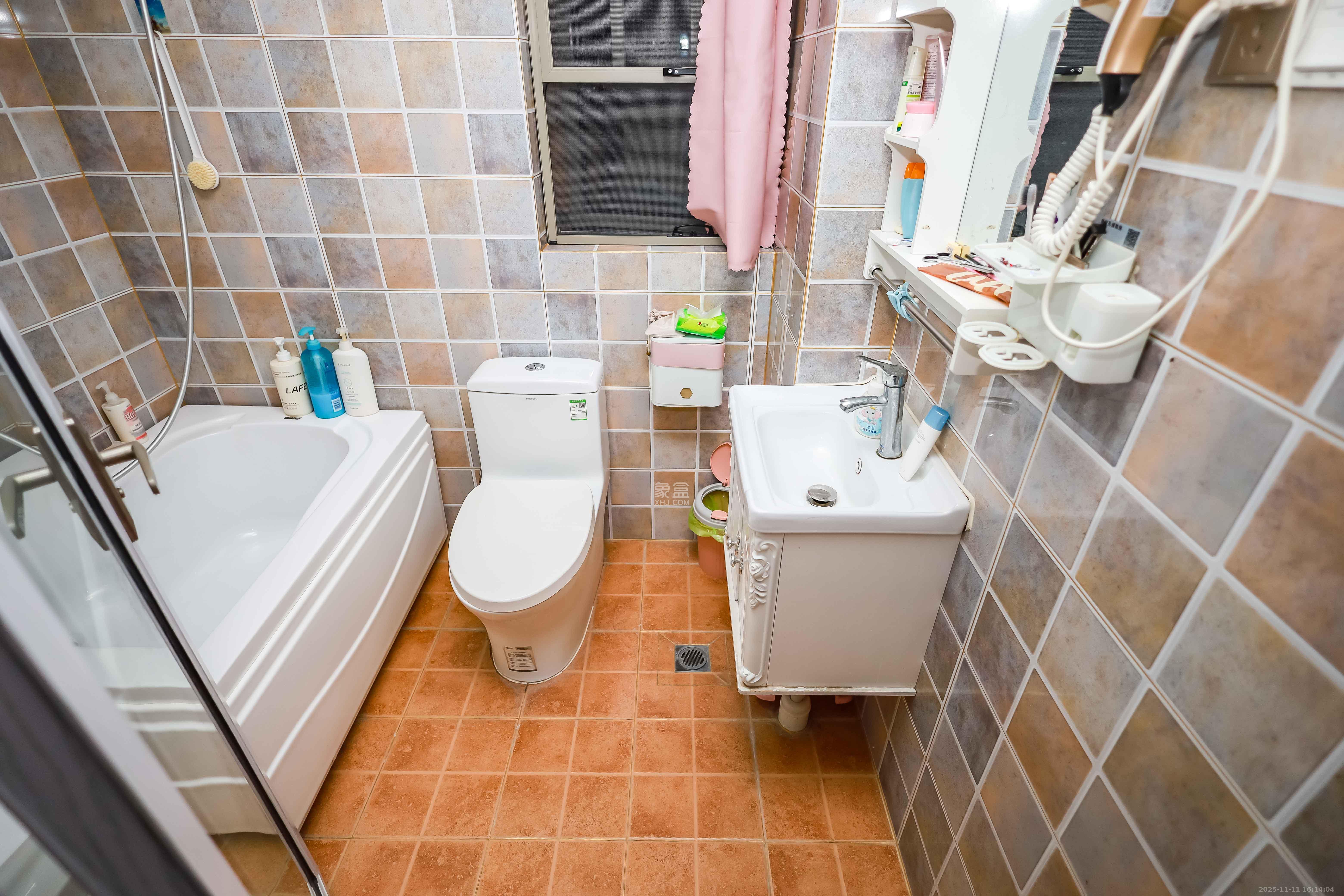 万象府台  3室2厅2卫    238.0万卫生间