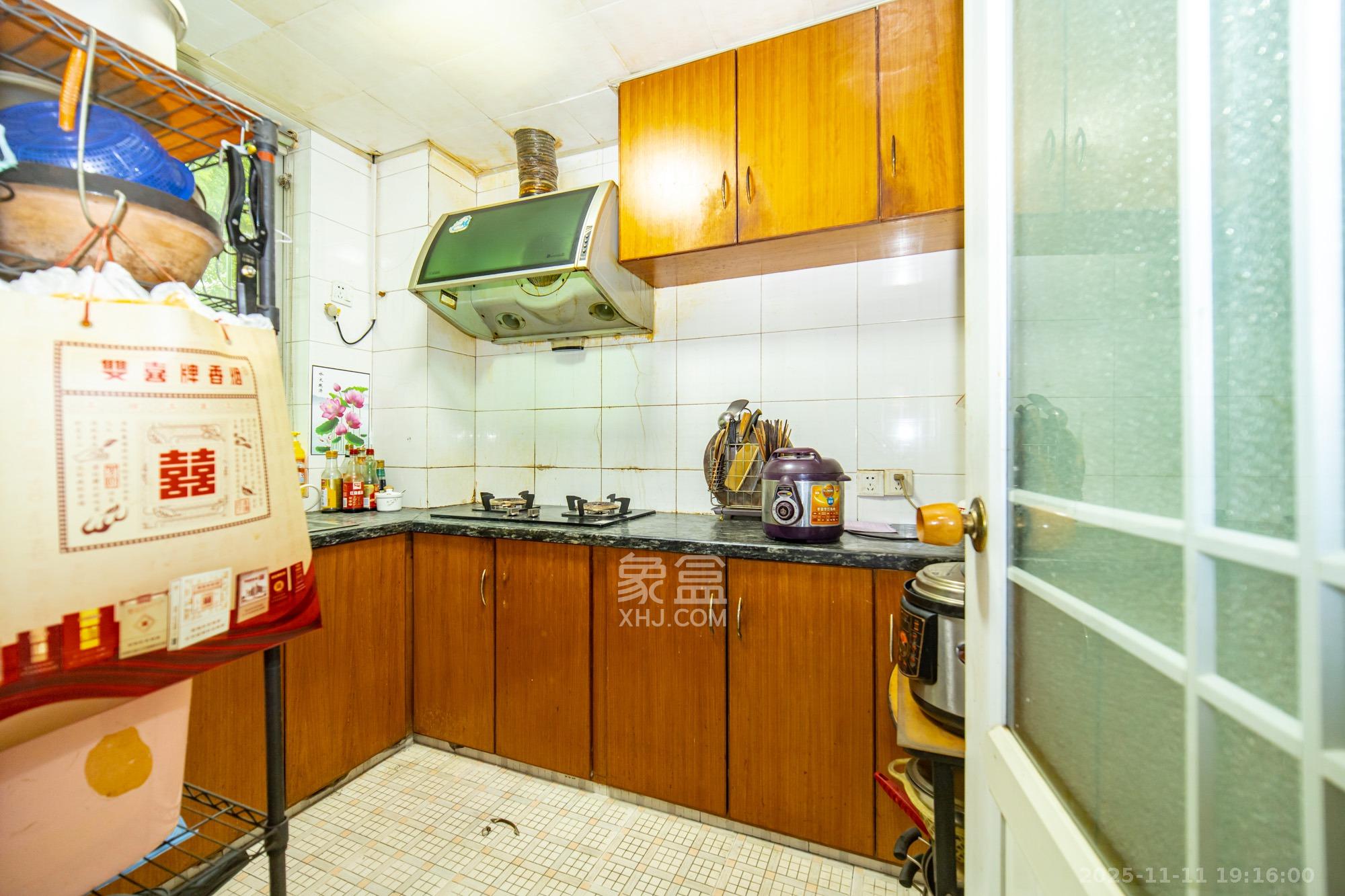 中南汽车世界  3室2厅1卫    38.8万厨房