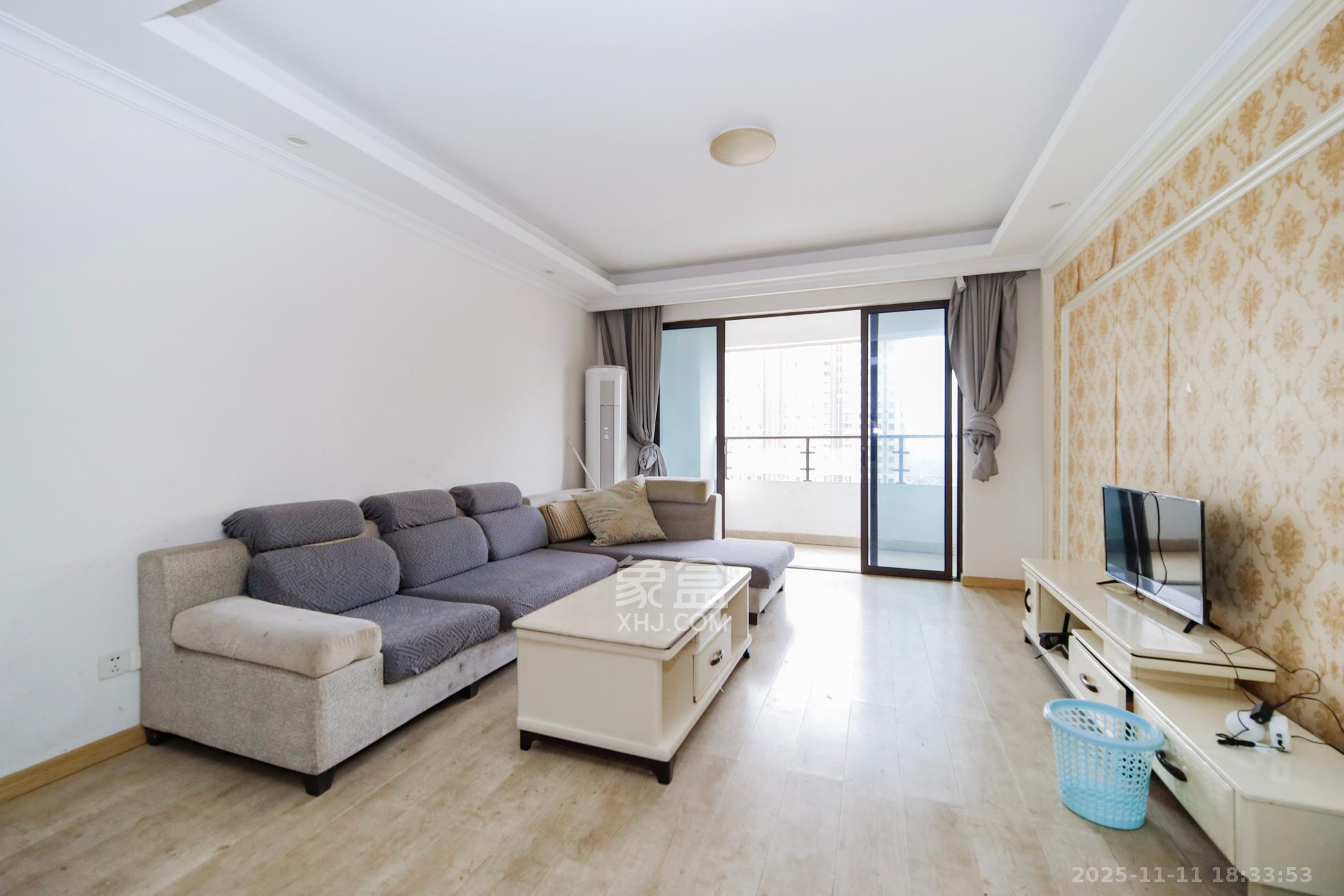 五江天街南区  3室2厅1卫    82.0万客厅