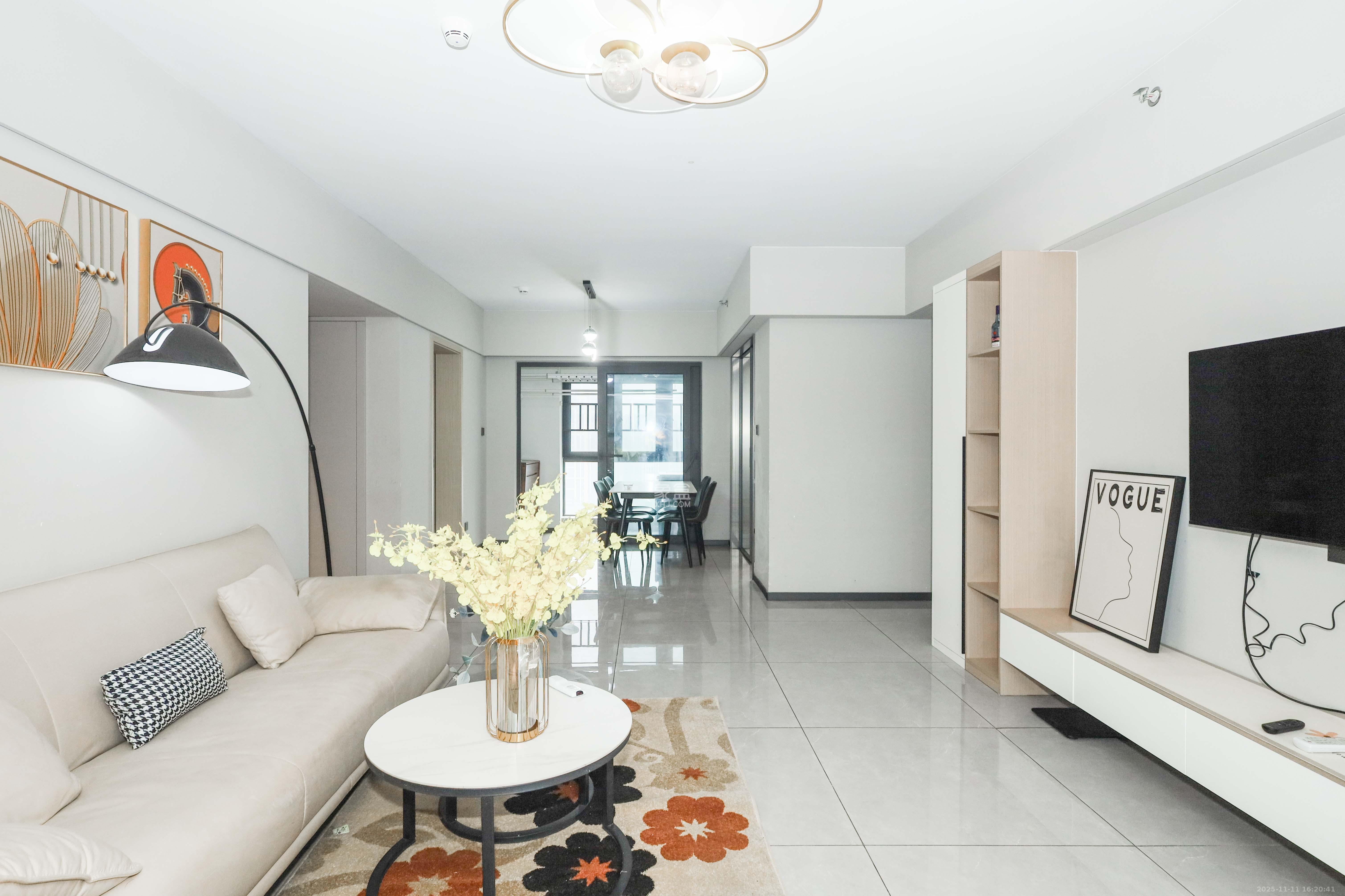 时代梅溪领峰  4室2厅2卫    168.0万客厅