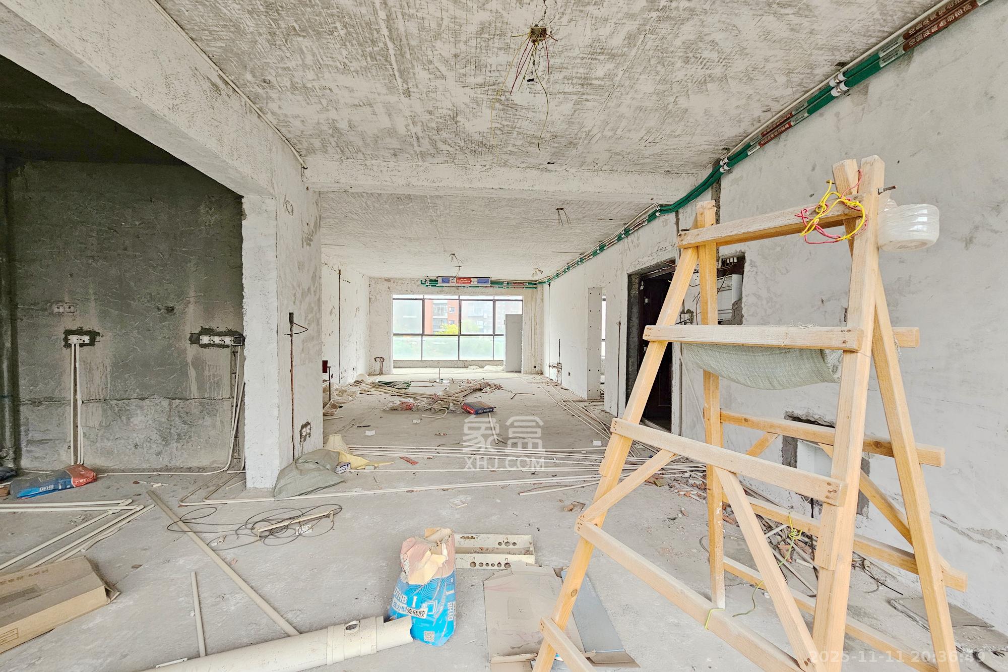 茂华国际湘  5室2厅2卫    180.0万客厅