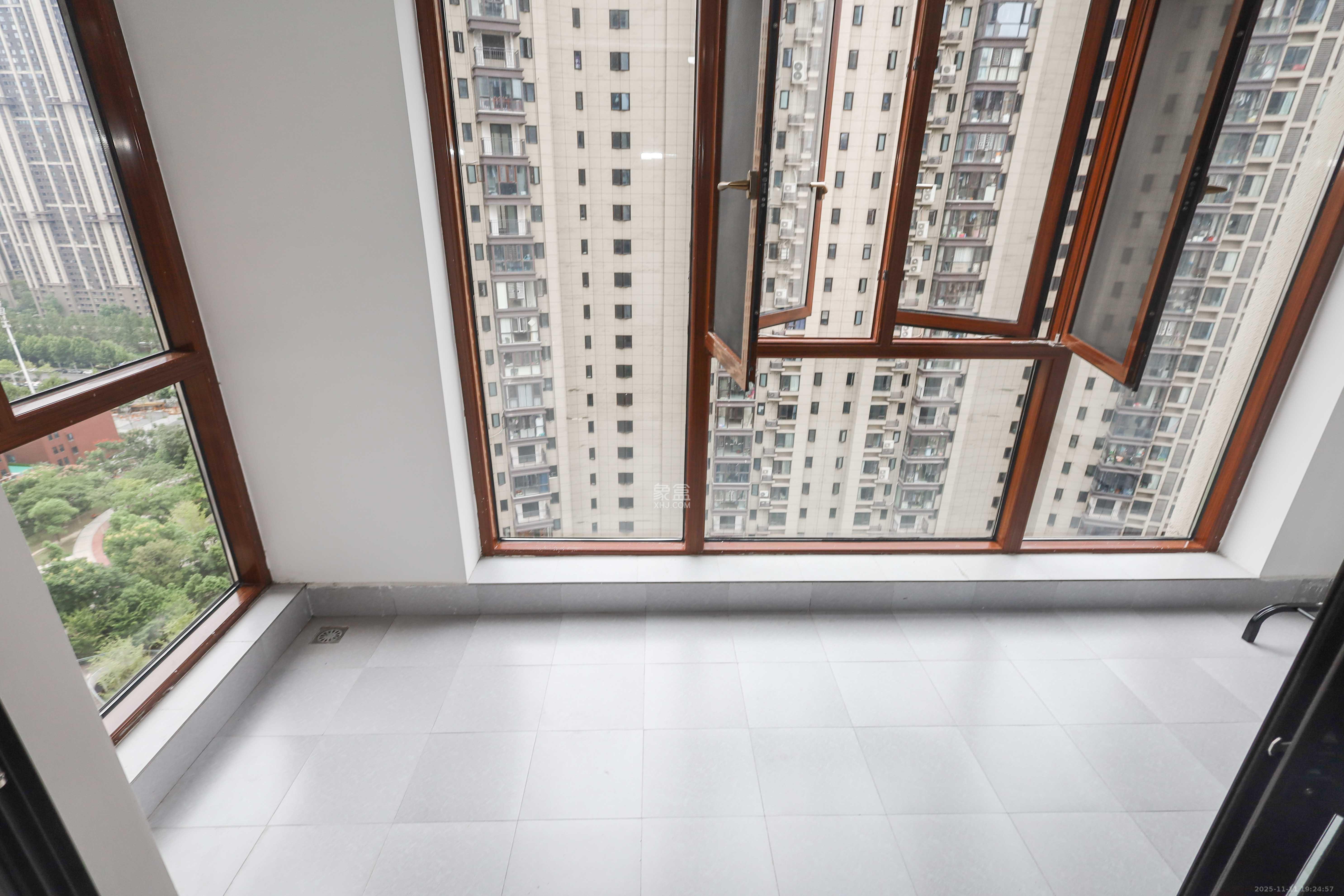 中国铁建梅溪青秀三期  4室2厅2卫    175.0万阳台