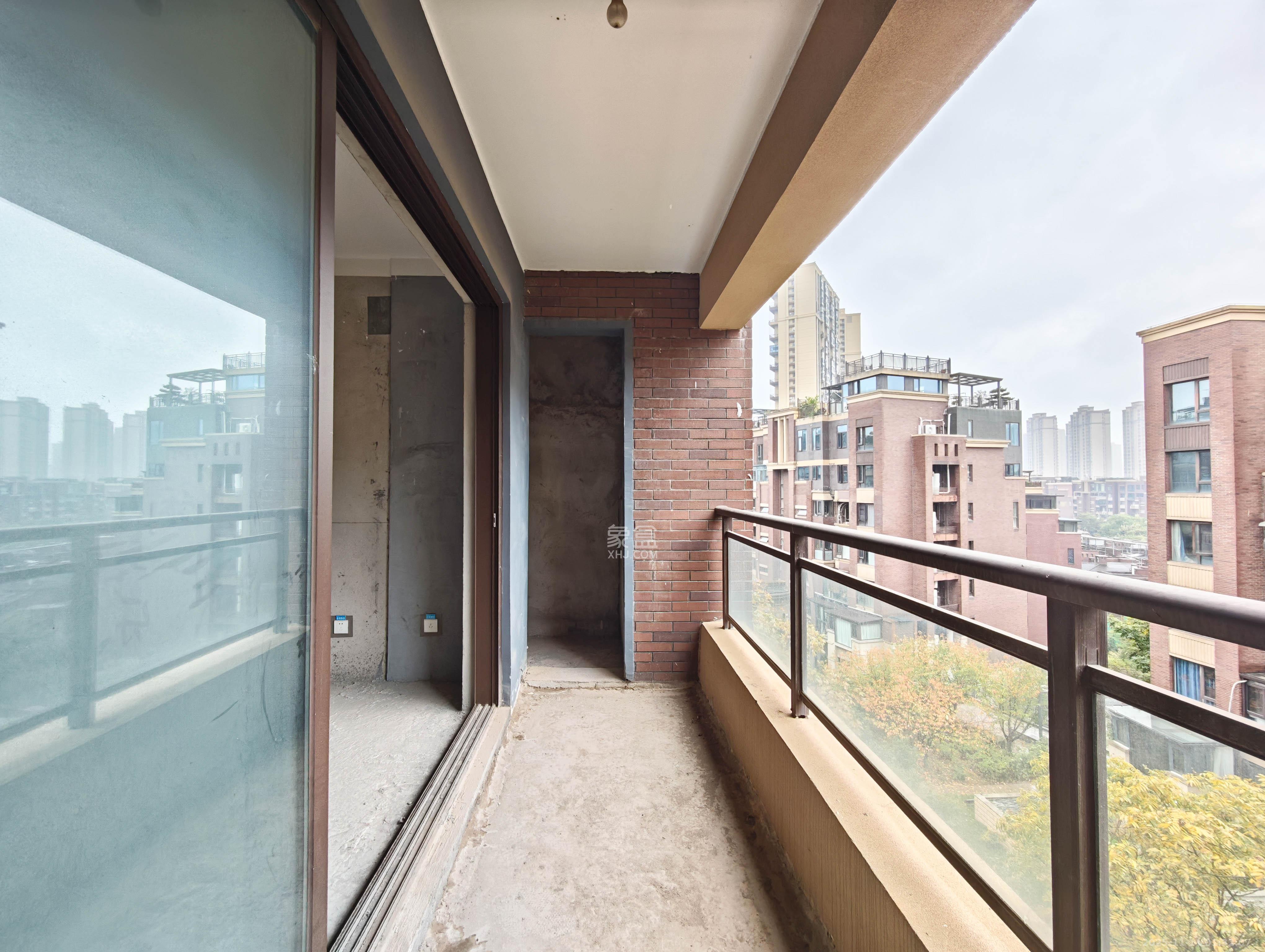 保利城（中航城国际社区、郡原美村）  4室2厅2卫    126.8万阳台