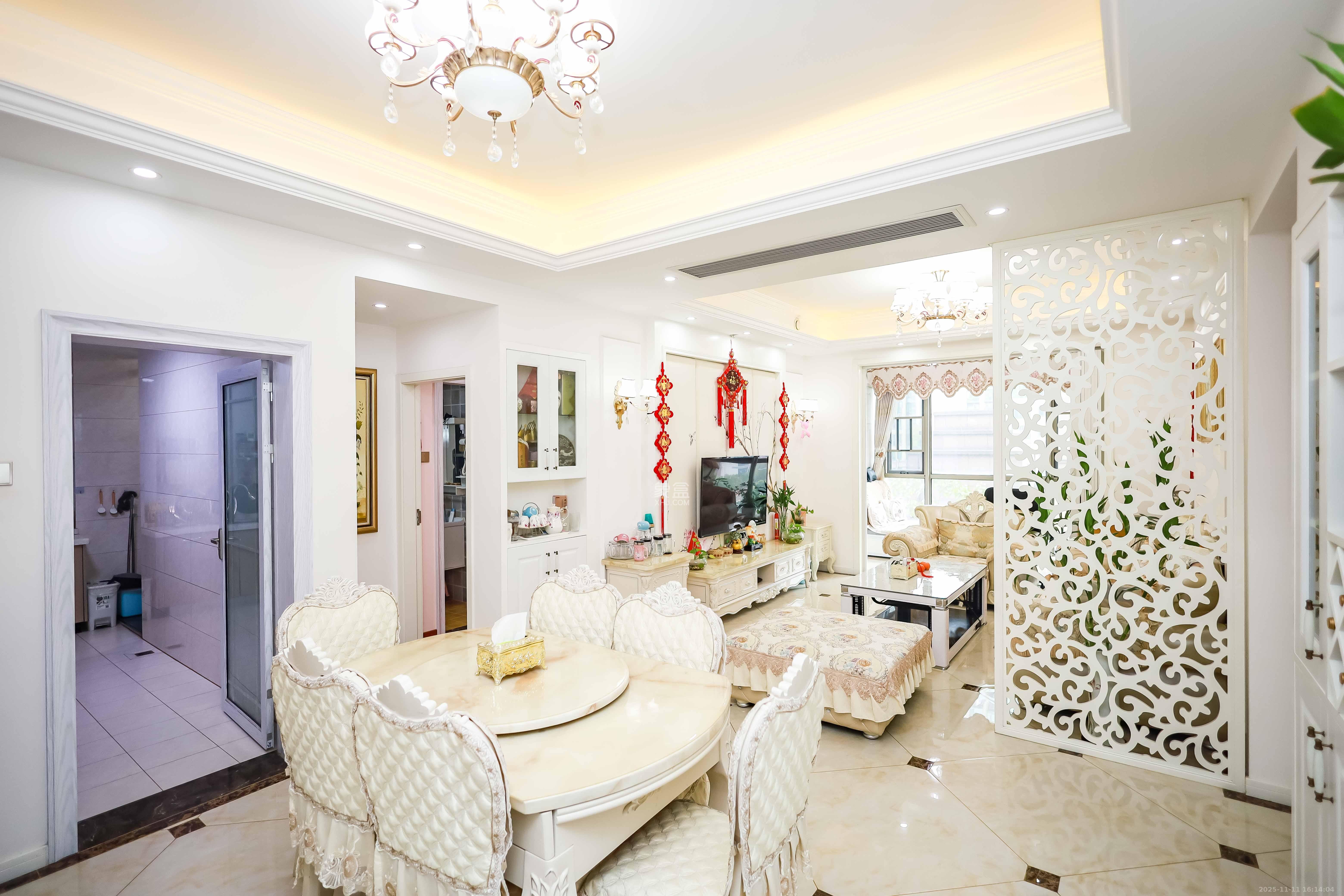 万象府台  3室2厅2卫    238.0万客厅