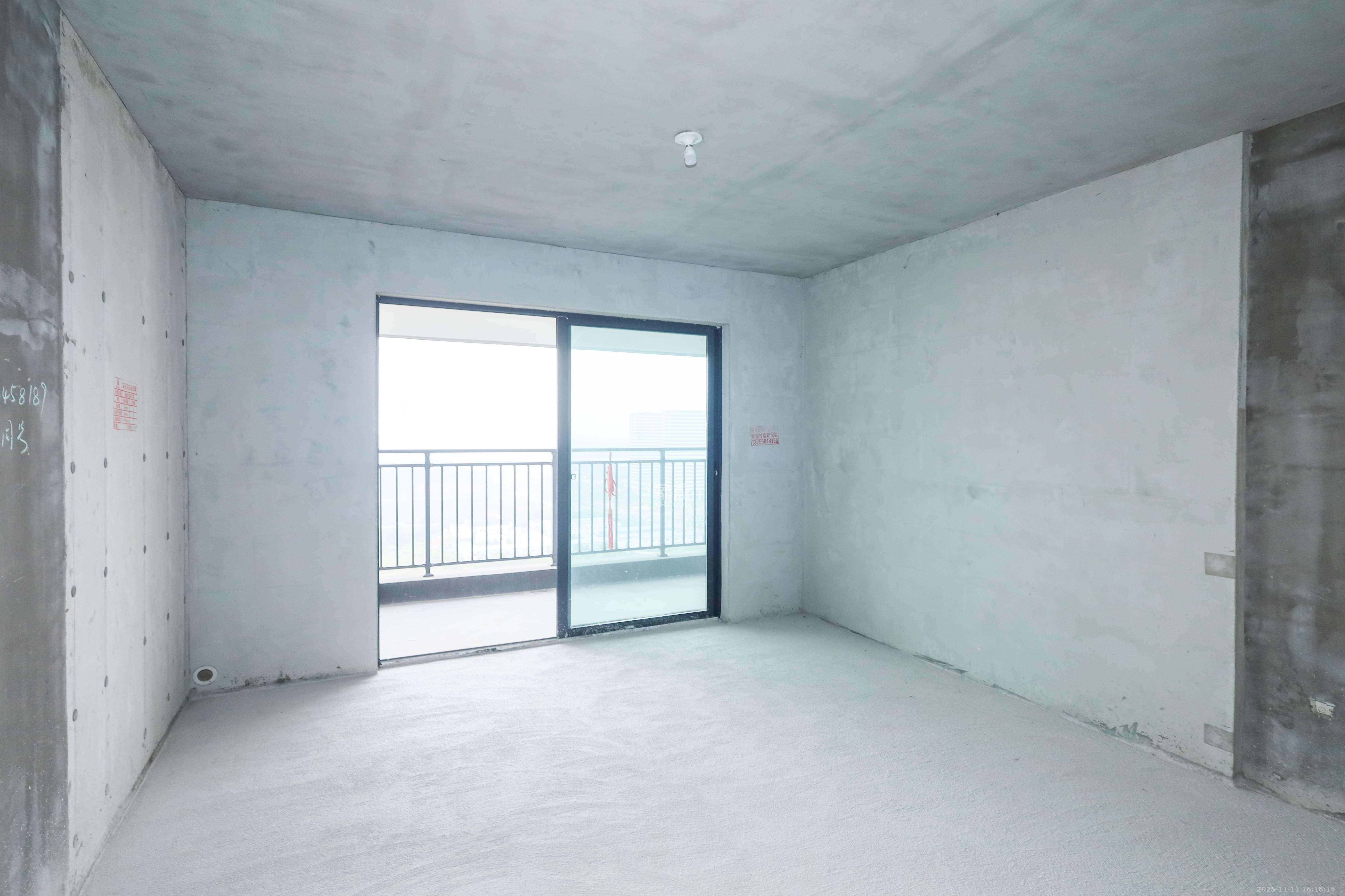 麓谷城市公园  4室2厅2卫    158.0万客厅