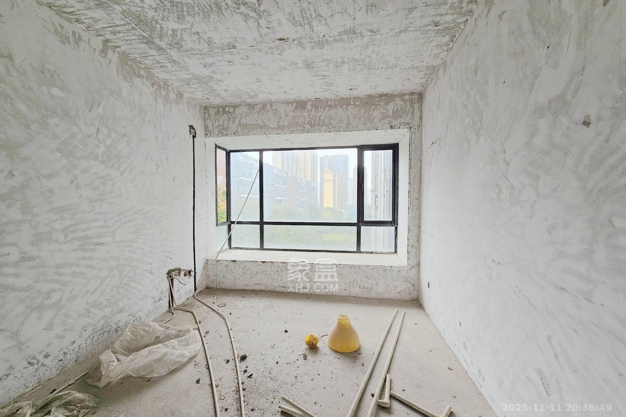 茂华国际湘  5室2厅2卫    180.0万卧室