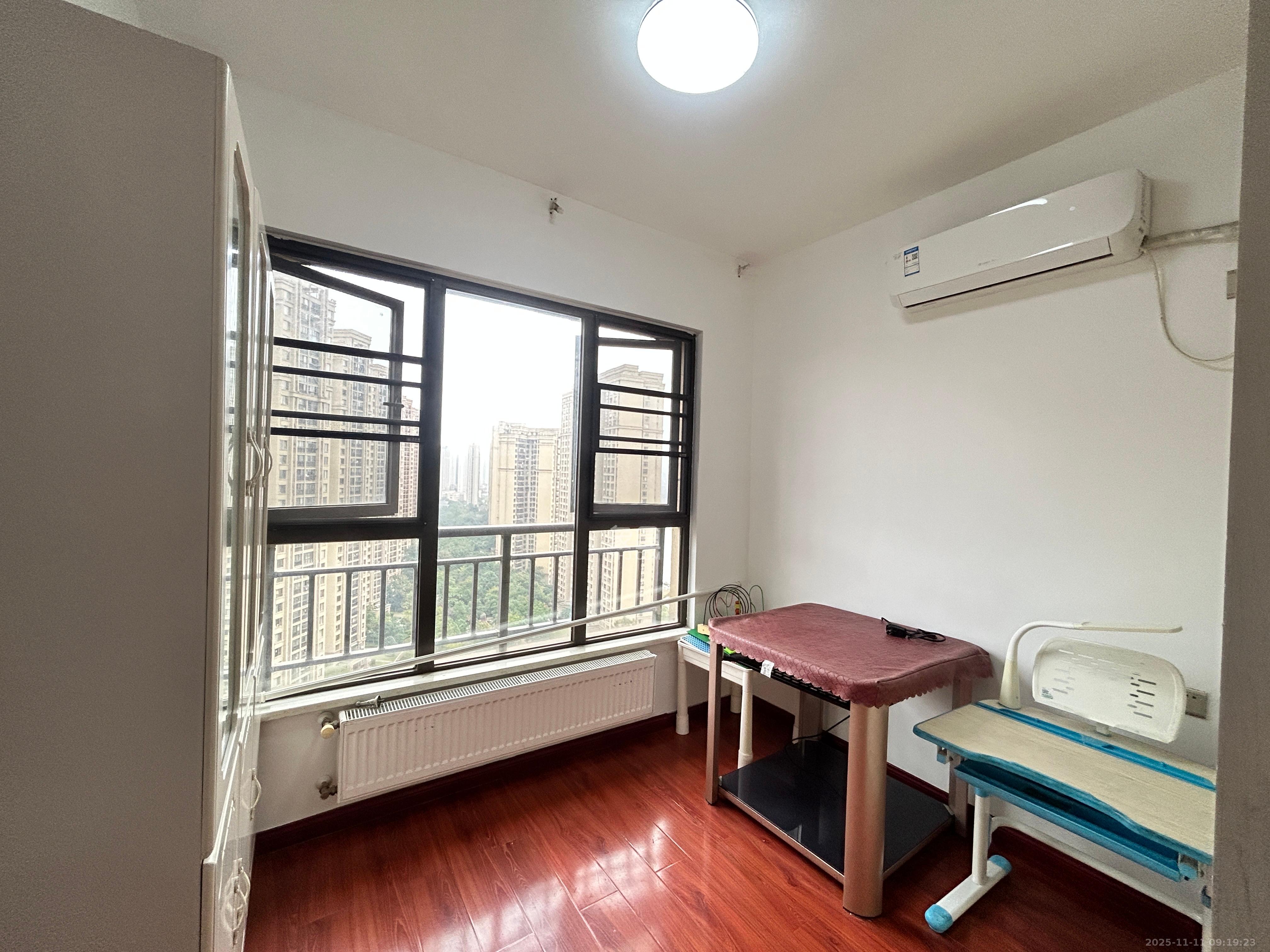 华润橡树湾 4室2厅2卫 2100.0元/月 华润橡树湾 4室2厅2卫 2100.0元/月室内图