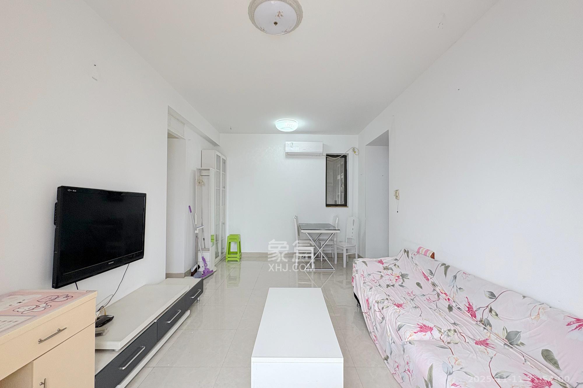 盛世美居荷园  3室2厅2卫    135.0万客厅