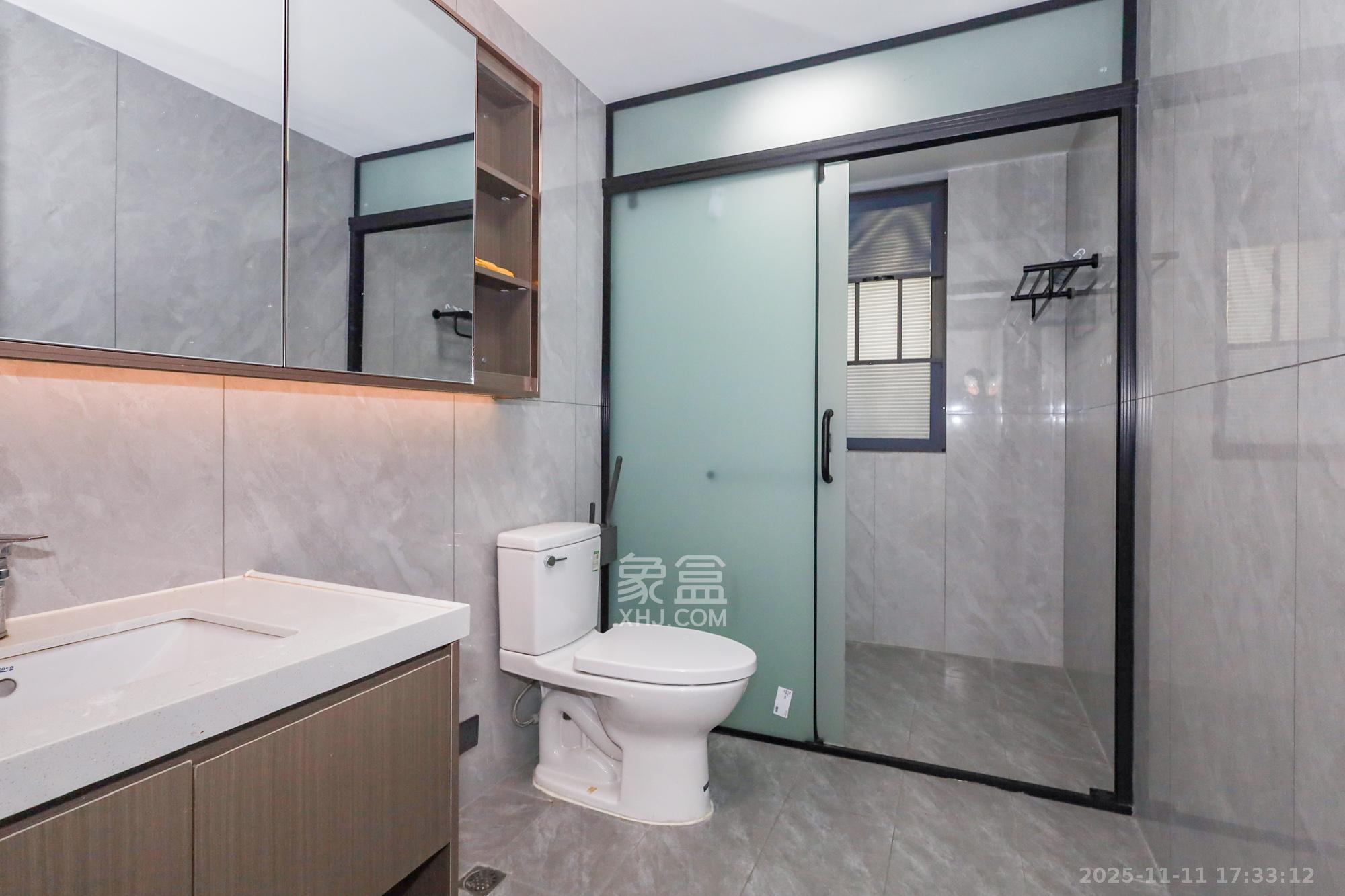 正荣滨江紫阙台  4室2厅3卫    330.0万卫生间