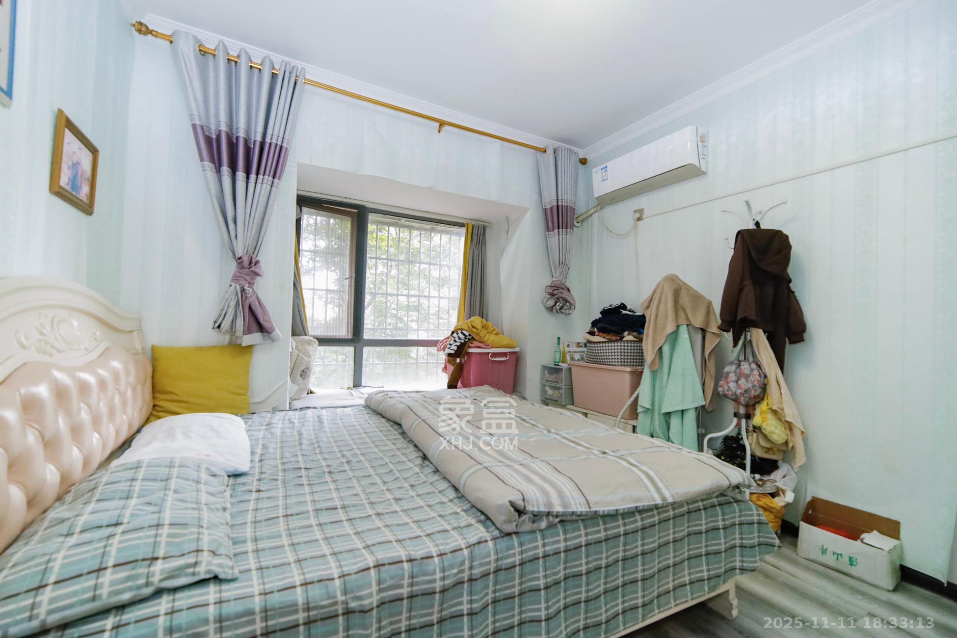 上海城小区  4室2厅2卫    103.0万卧室