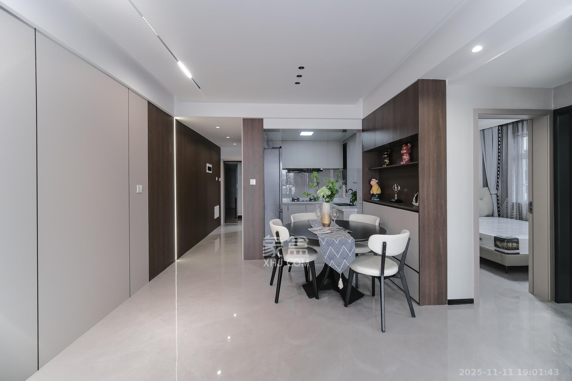 和悦城(蟠龙景苑)  3室2厅2卫    72.8万客厅