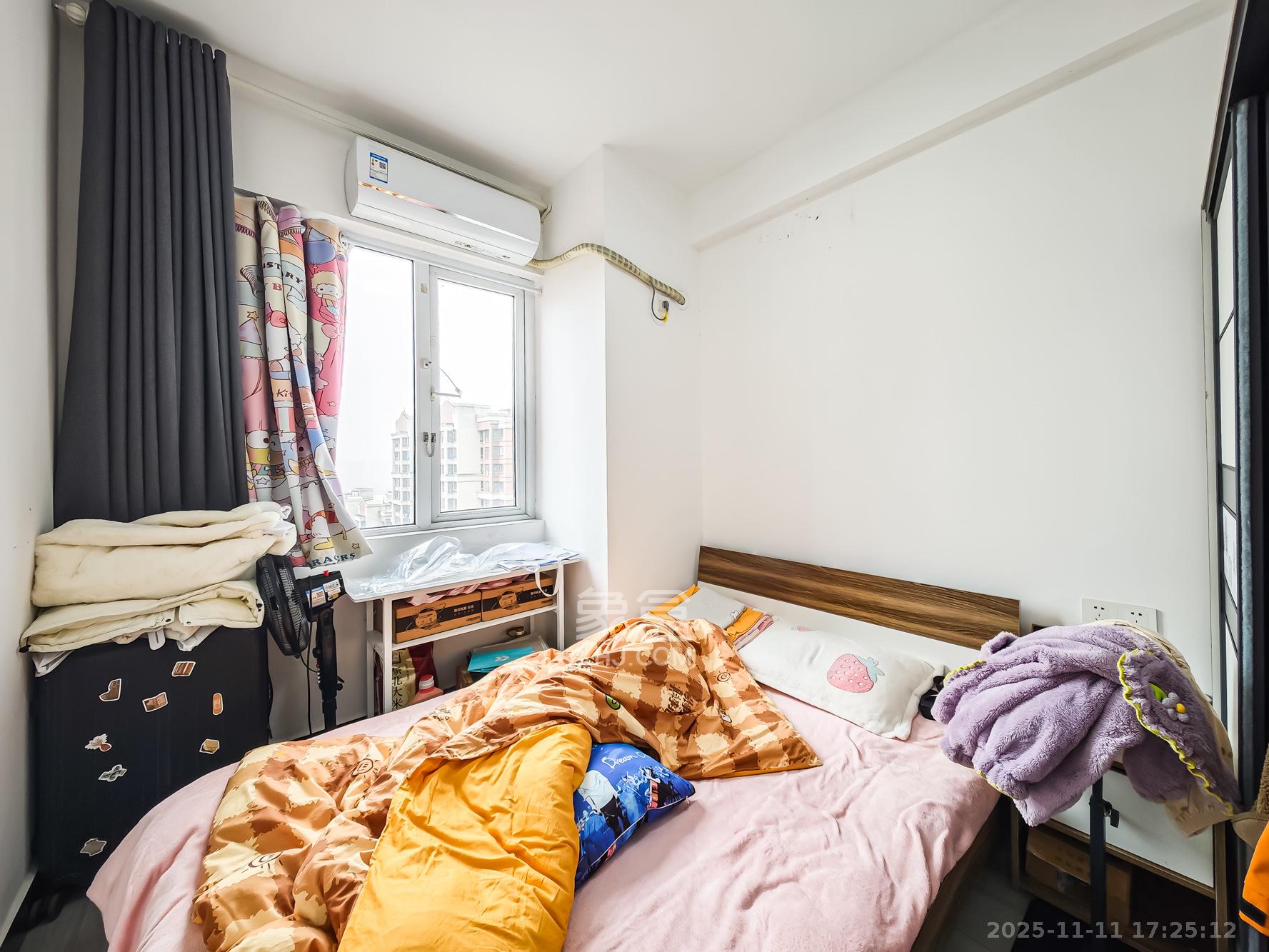 绿地海外滩一期  1室1厅1卫    55.0万卧室