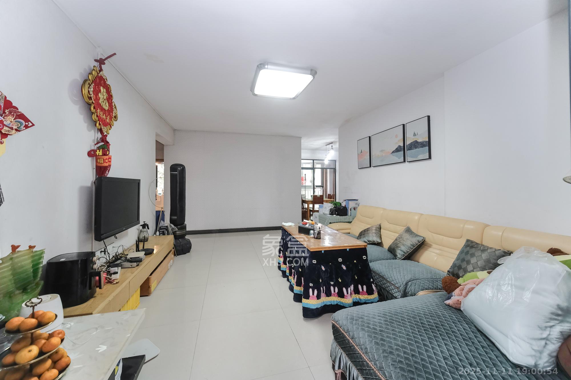 圆梦完美生活  4室2厅2卫    79.0万客厅