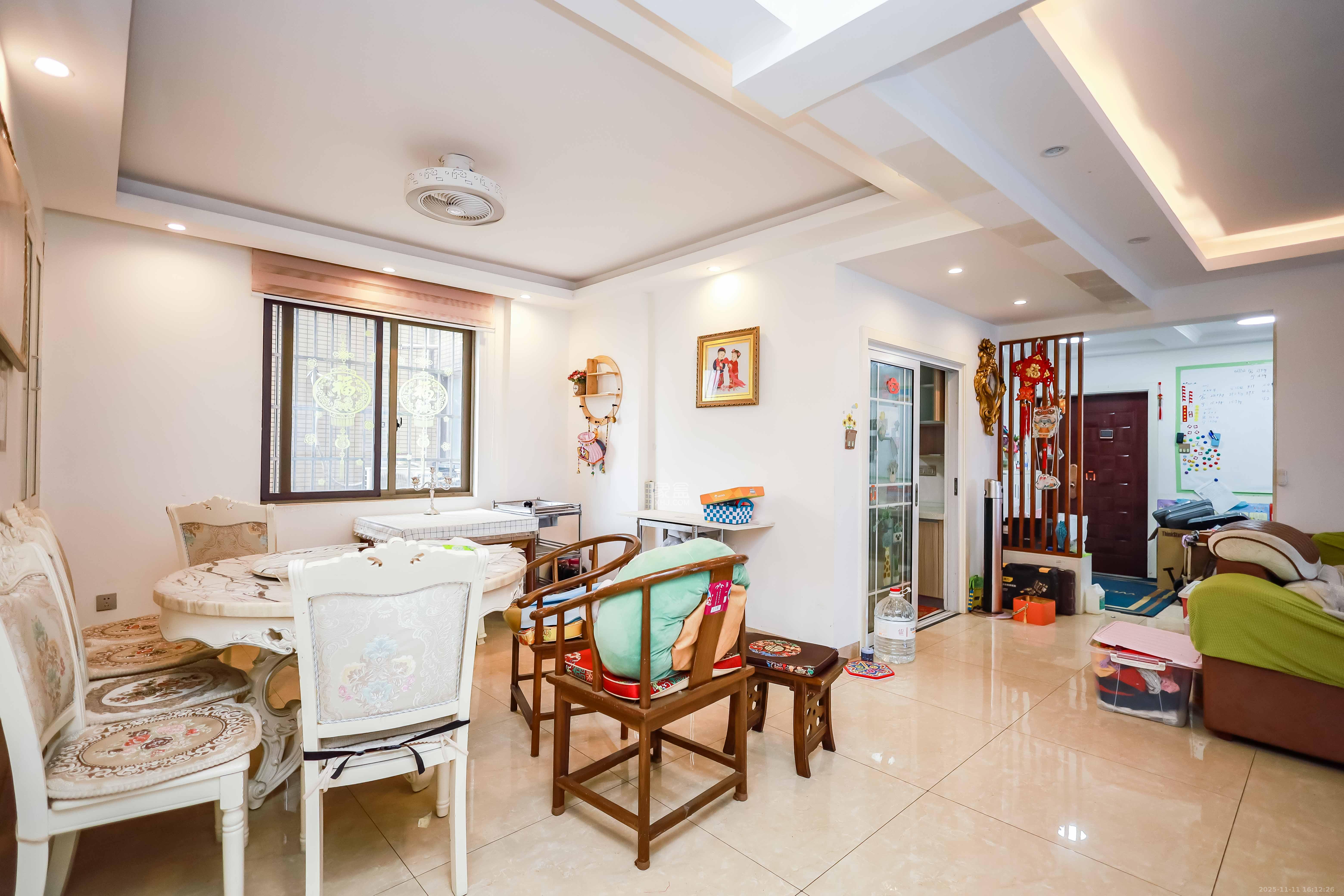 阳光晶城  4室2厅2卫    106.0万客厅