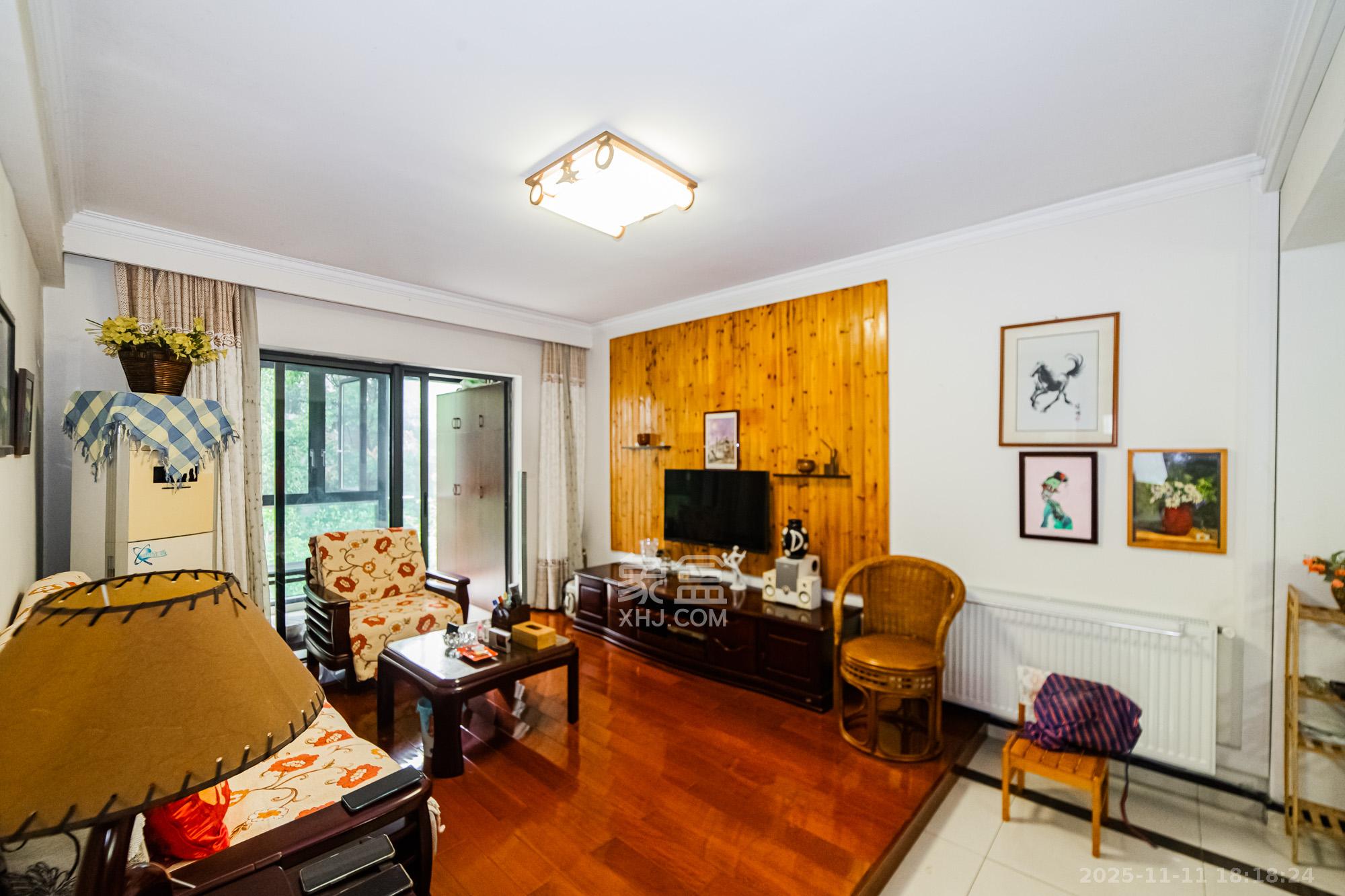 珠江花城二期扶水岸  1室2厅1卫    70.0万客厅