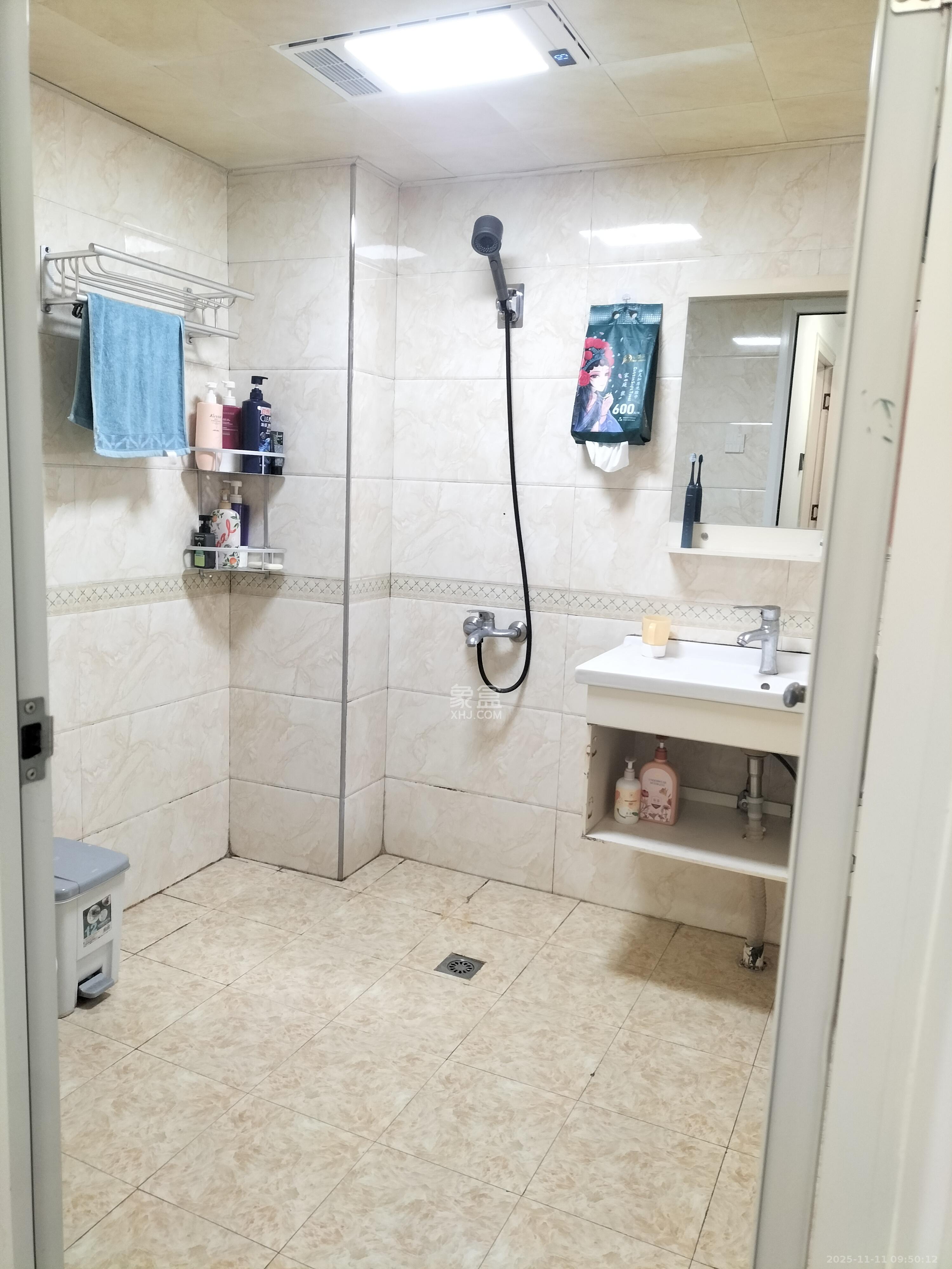 骑龙安置小区  3室2厅2卫    2400.0元/月室内图