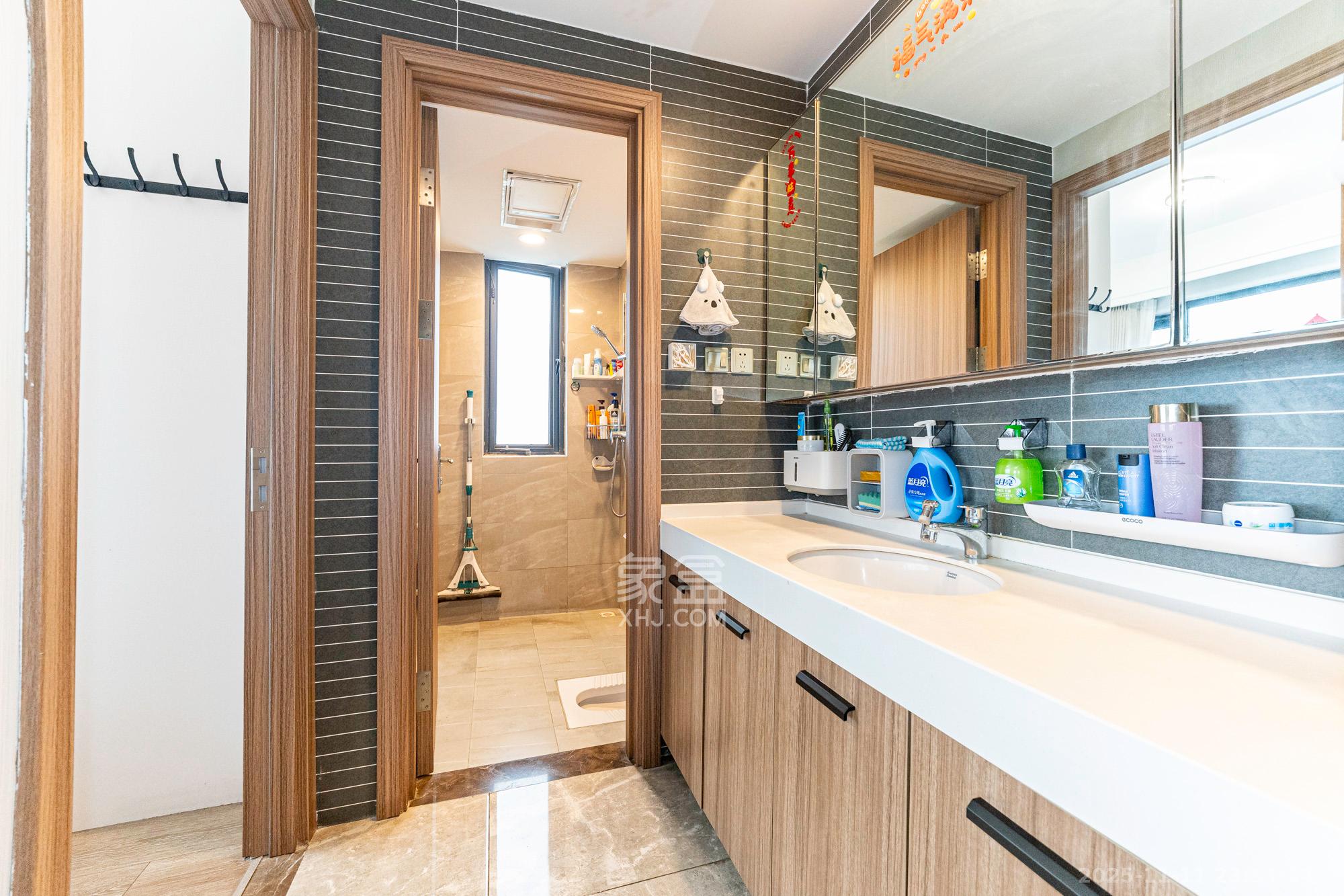 华远碧桂园海蓝城  4室2厅2卫    102.0万卫生间