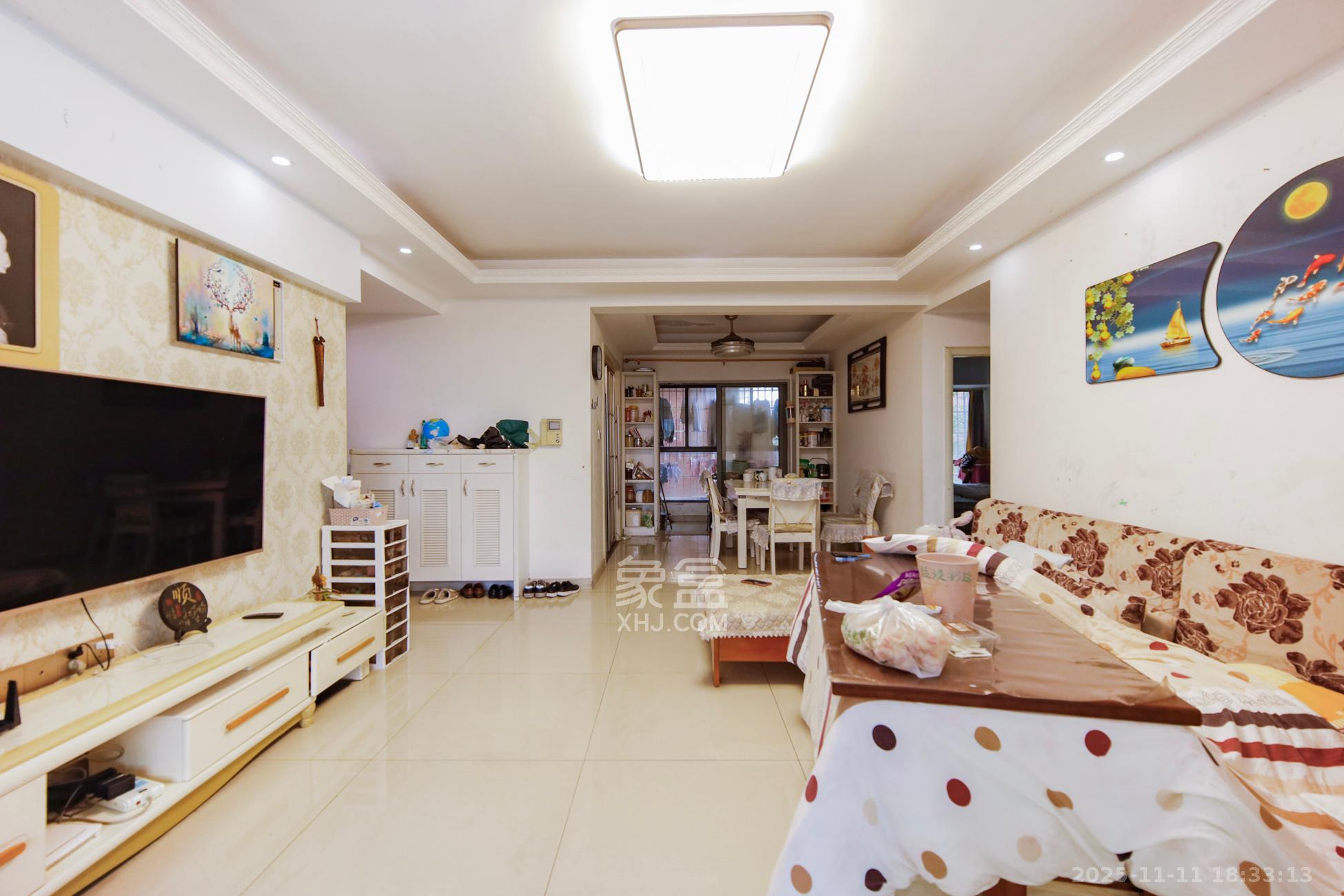 上海城小区  4室2厅2卫    103.0万客厅