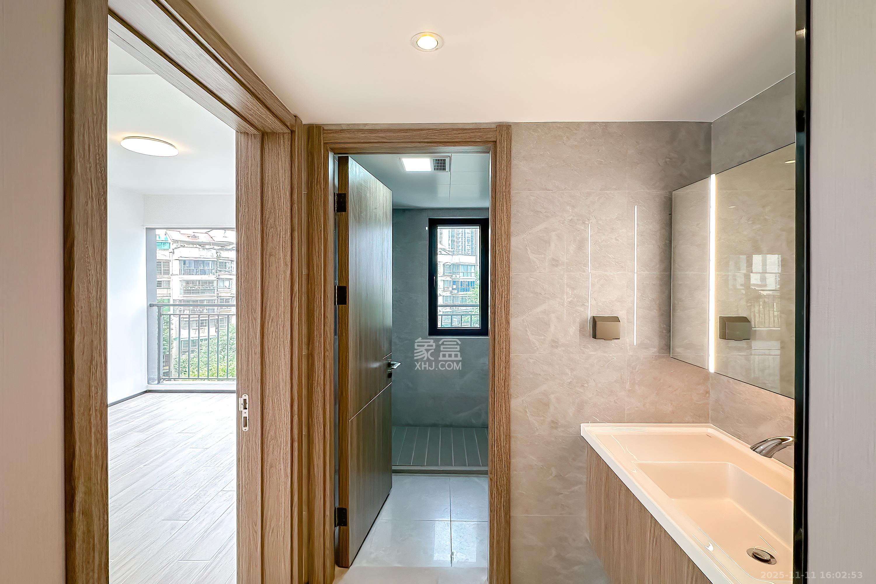 万科半岛国际  3室2厅2卫    180.0万卫生间