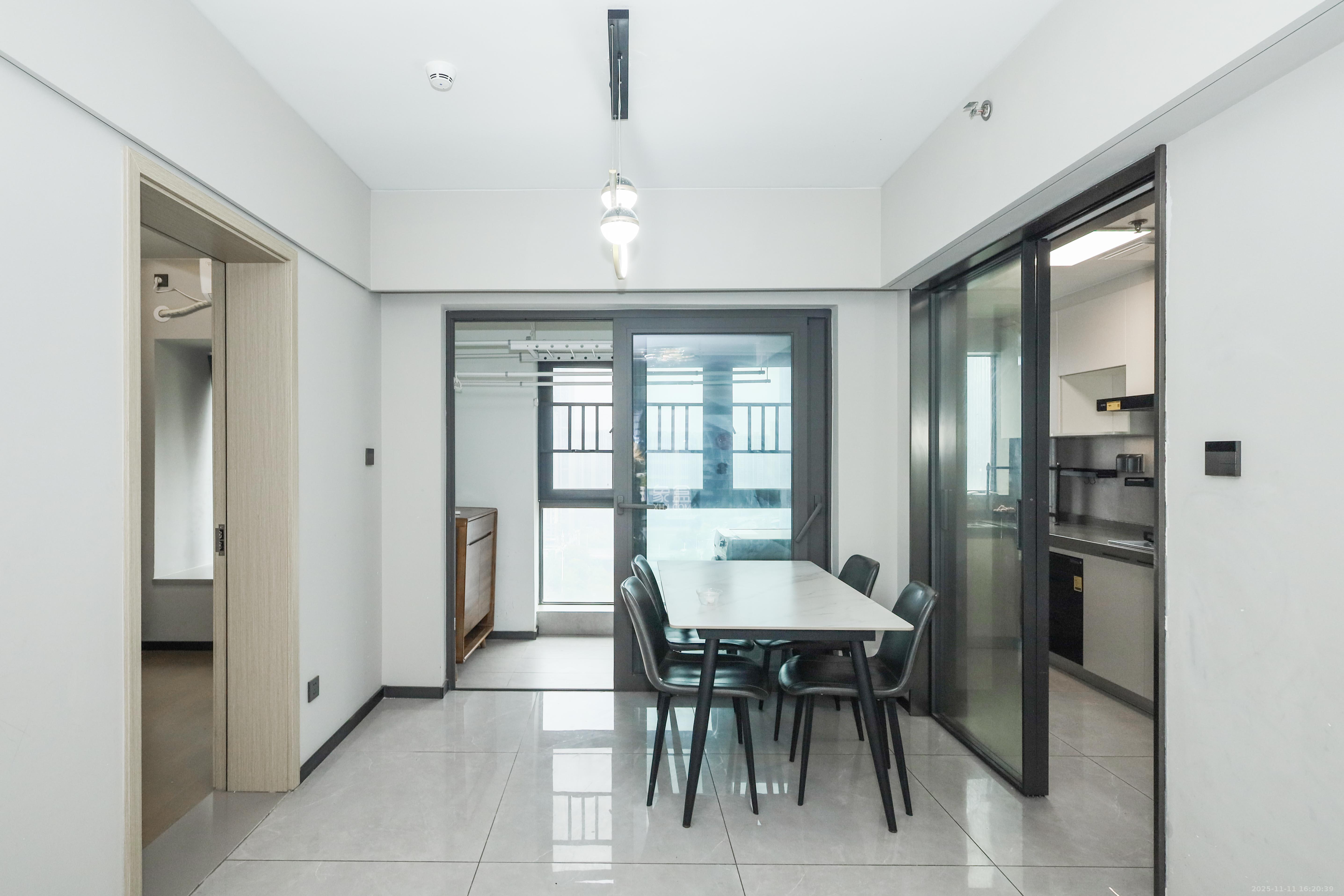 时代梅溪领峰  4室2厅2卫    168.0万客厅