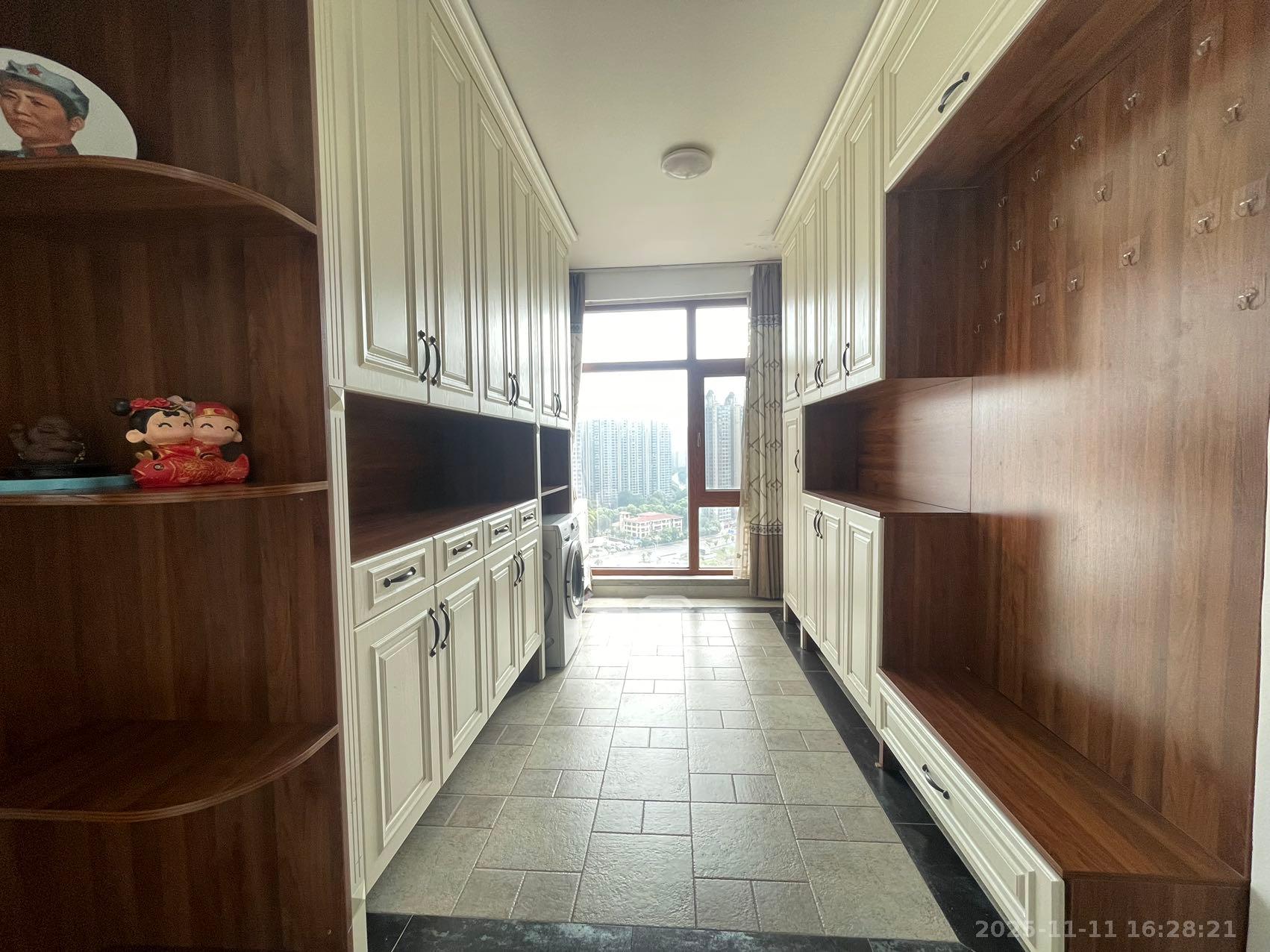 藏珑湖上国际花园  4室2厅2卫    5800.0元/月室内图