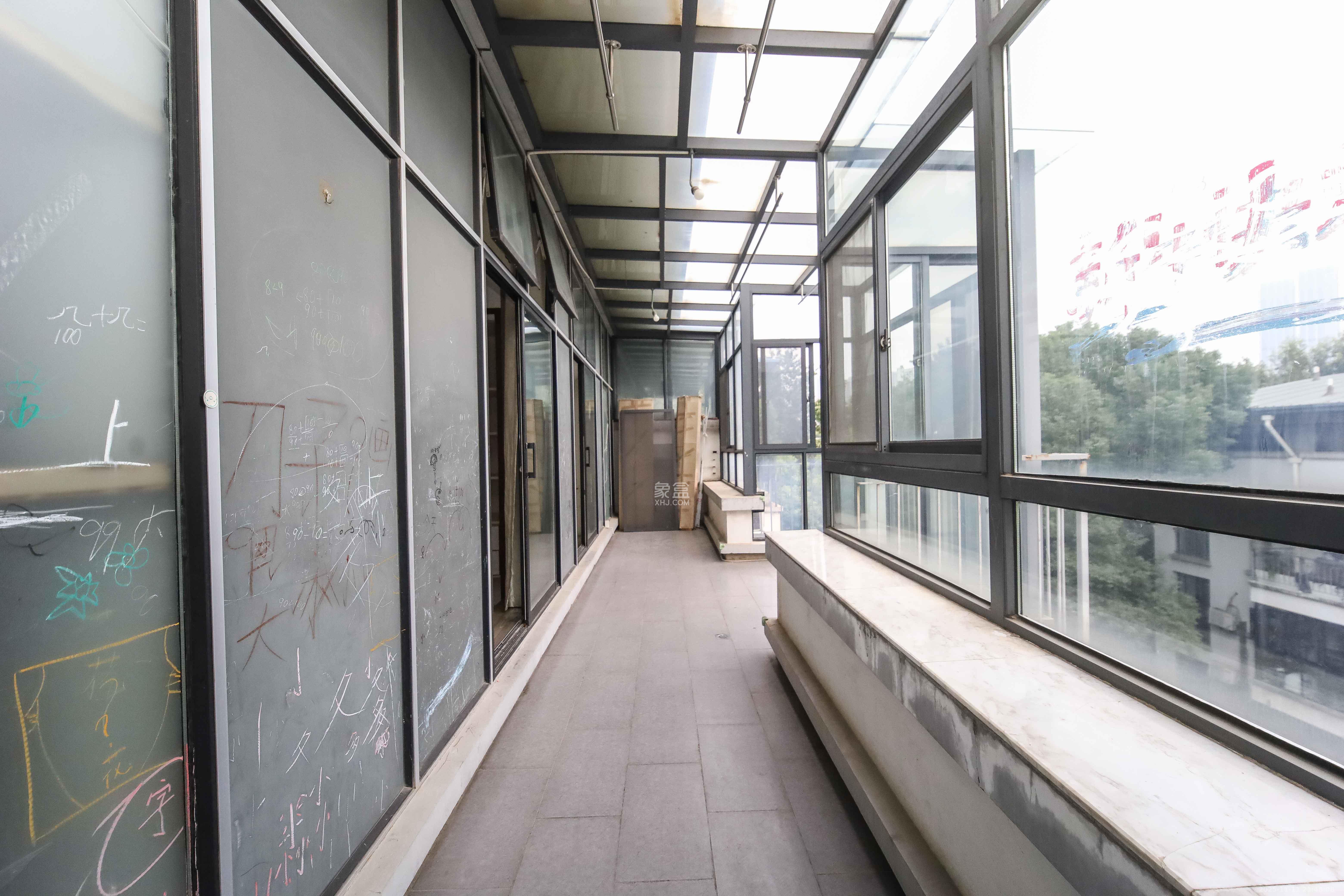 西街花园 2室2厅1卫 97.0万 西街花园 2室2厅1卫 97.0万阳台