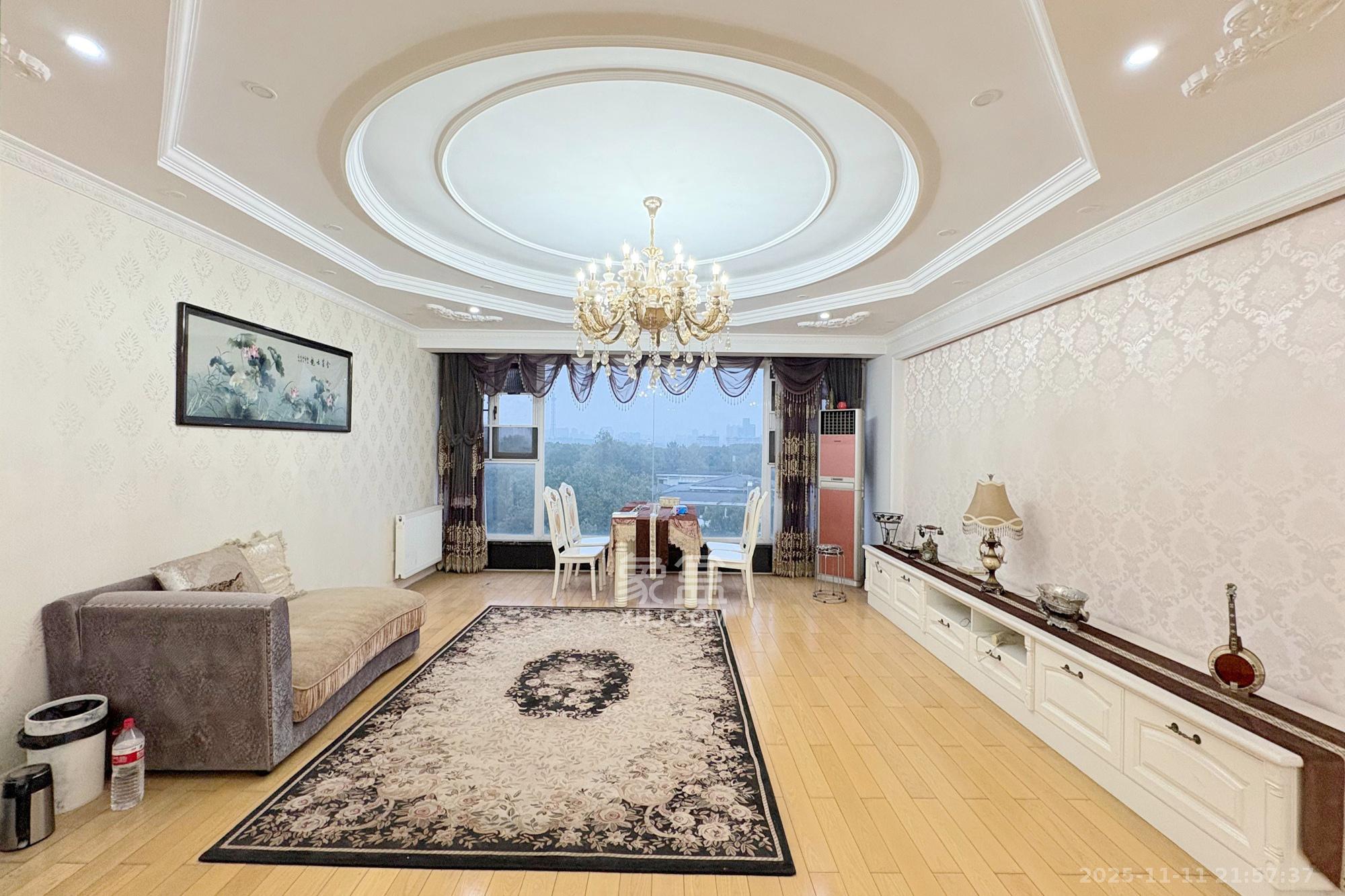 京电花园  5室2厅2卫    240.0万