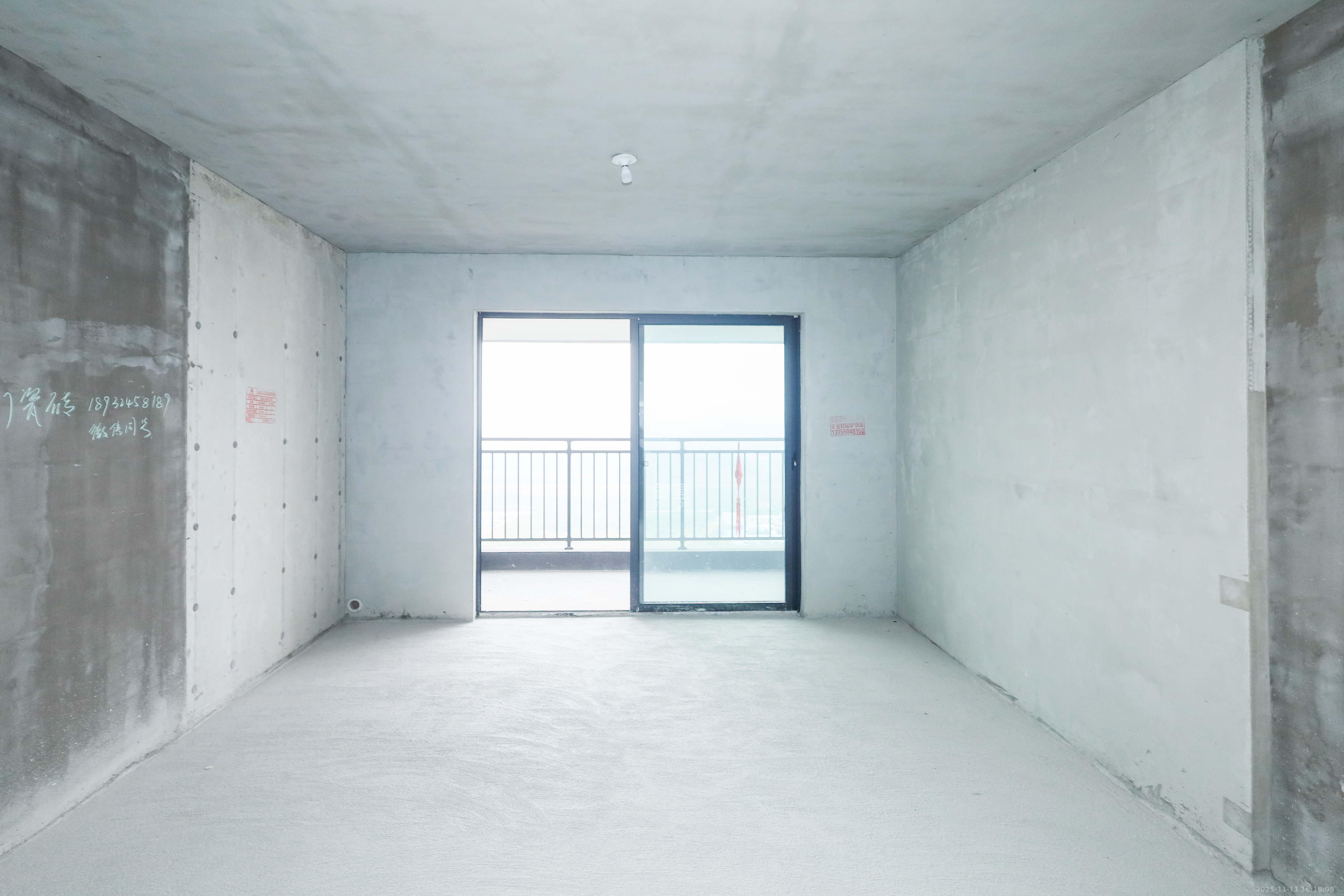 麓谷城市公园  4室2厅2卫    158.0万室内图1