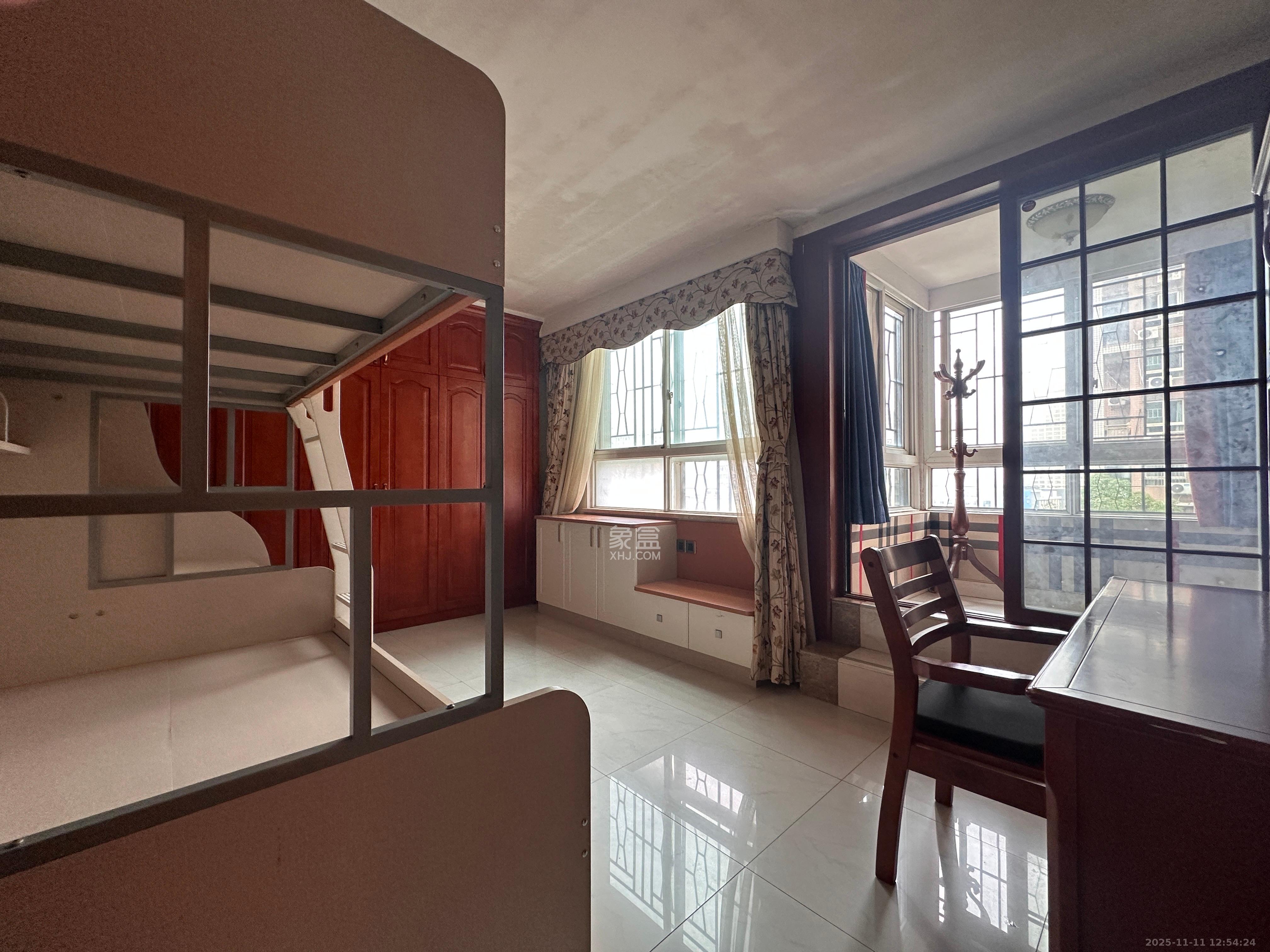 君临天厦  4室2厅2卫    8000.0元/月室内图