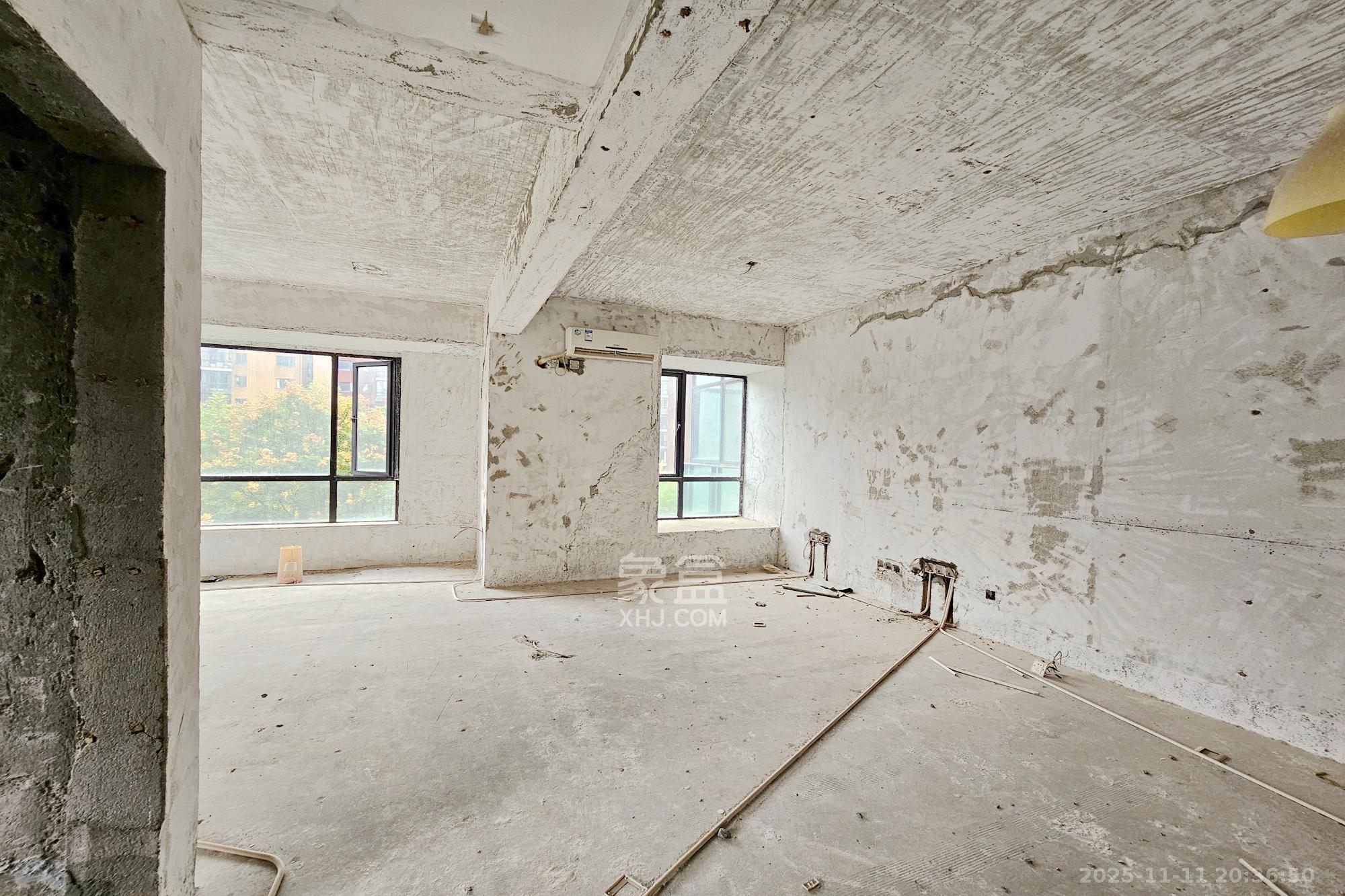 茂华国际湘  5室2厅2卫    180.0万卧室