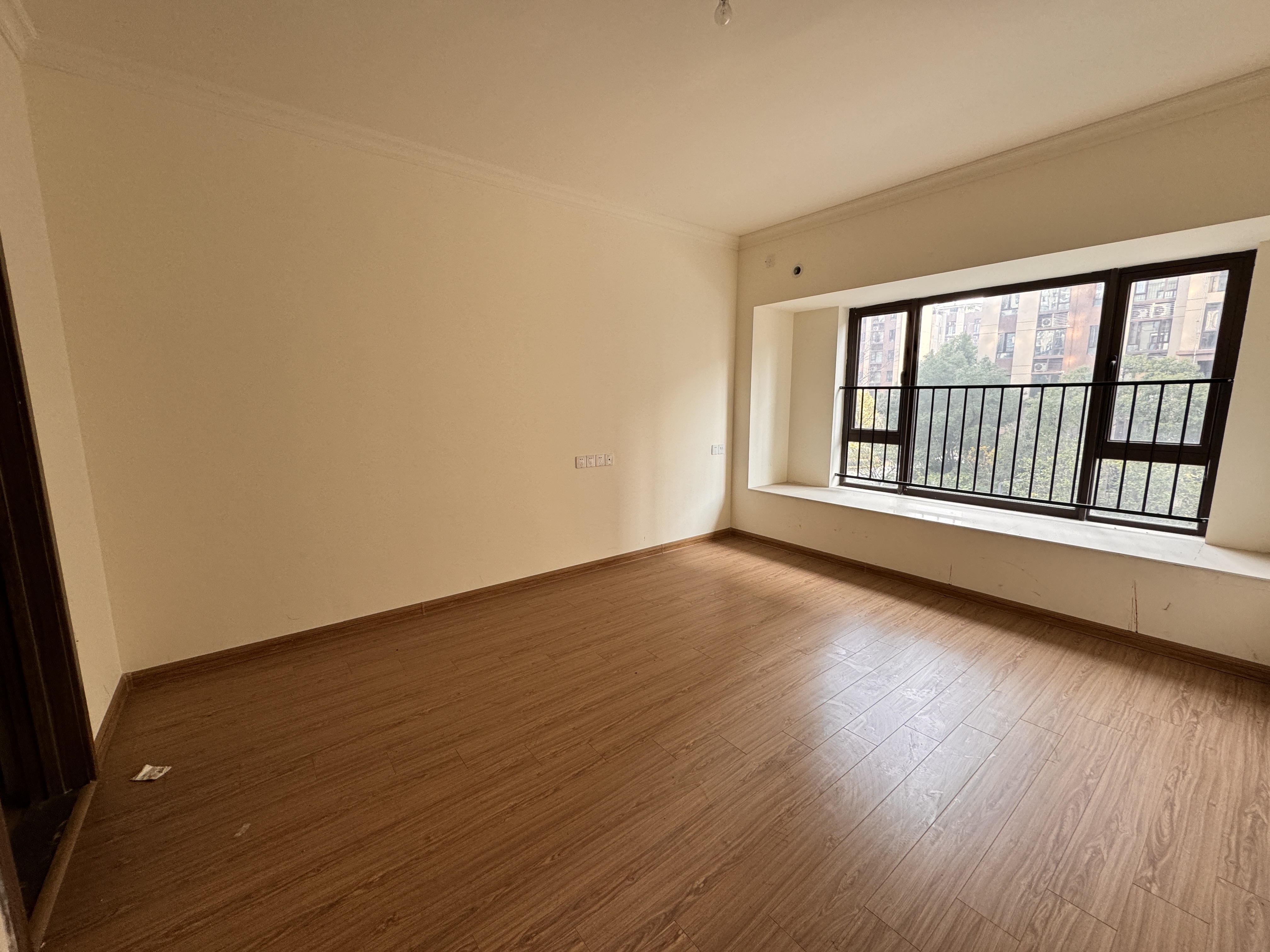 华耀碧桂园十里江湾誉峯 3室2厅2卫 65.0万 华耀碧桂园十里江湾誉峯 3室2厅2卫 65.0万客厅