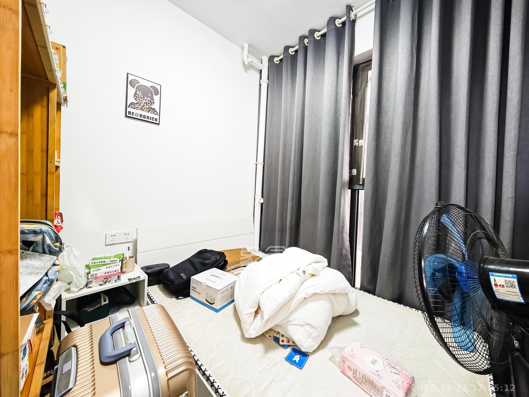 绿地海外滩一期  1室1厅1卫    55.0万卧室