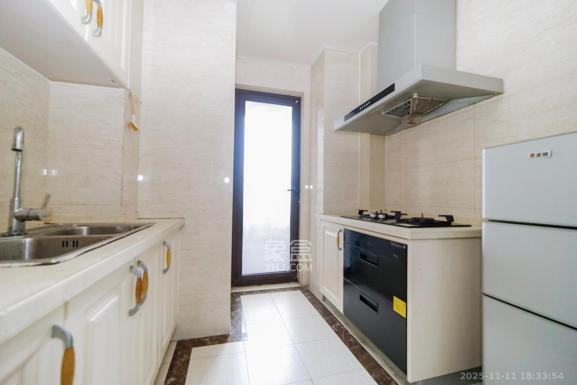 五江天街南区  3室2厅1卫    82.0万厨房