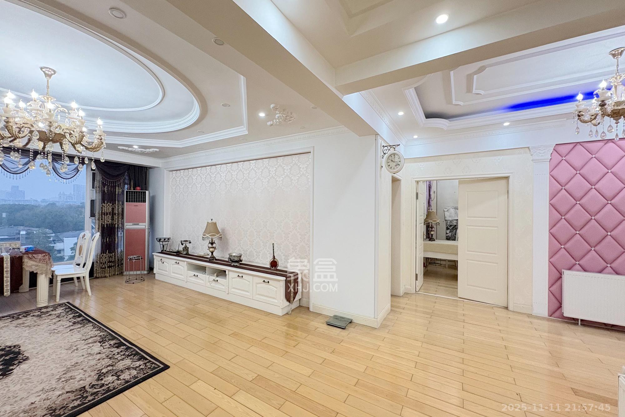 京电花园 5室2厅2卫 240.0万 京电花园 5室2厅2卫 240.0万客厅