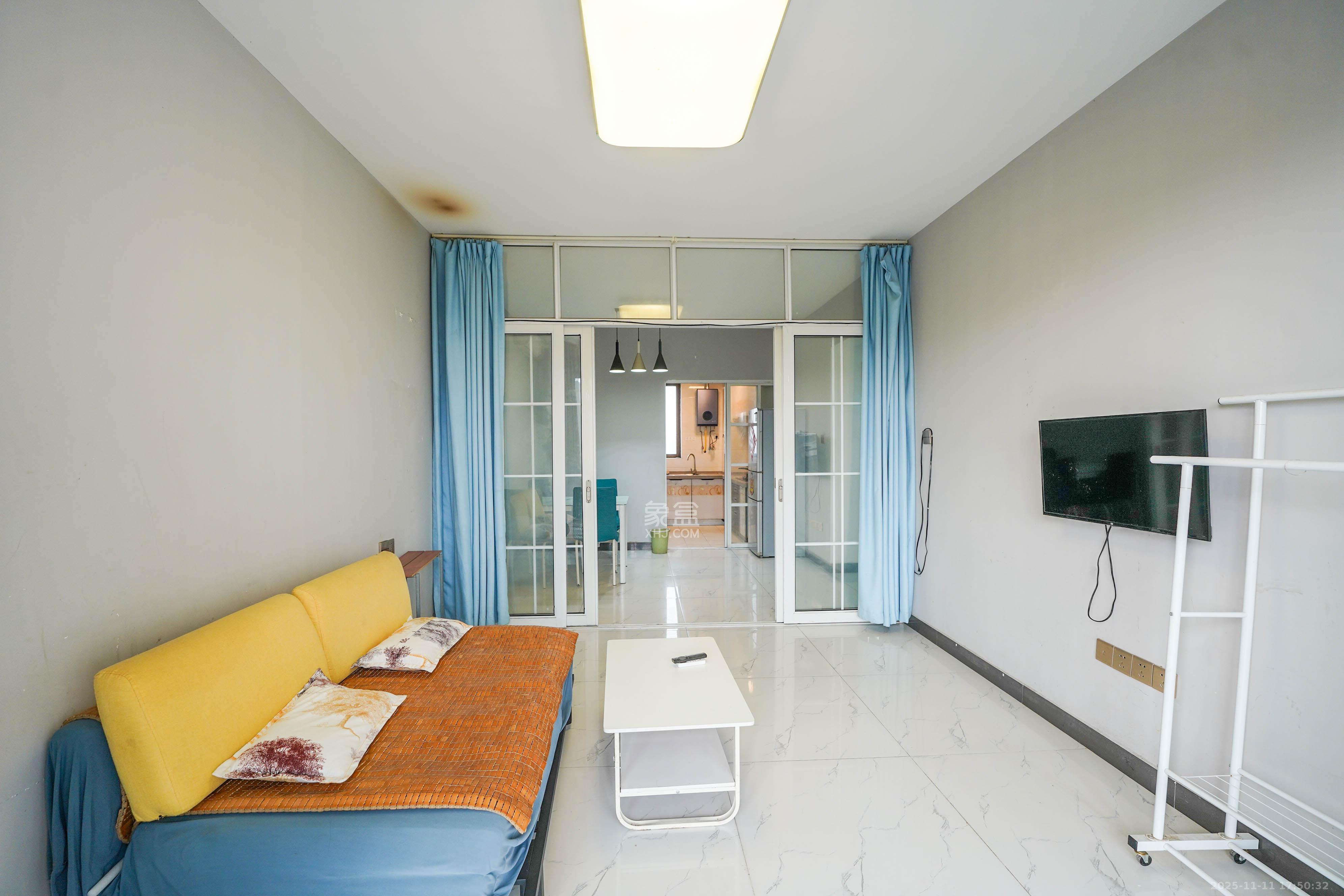 碧桂园公园壹号(凯怡茗苑) 3室2厅1卫 68.0万 碧桂园公园壹号(凯怡茗苑) 3室2厅1卫 68.0万客厅