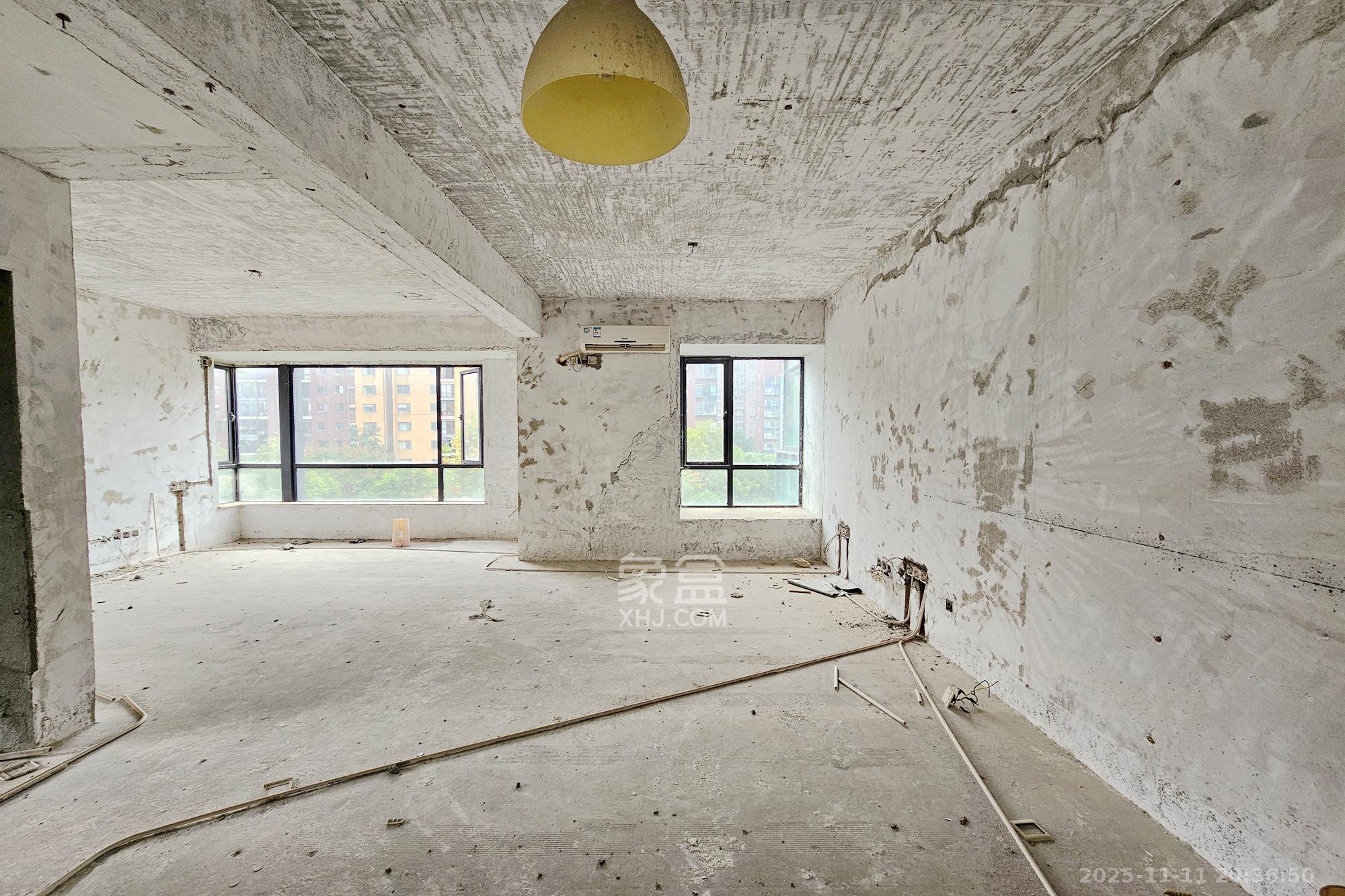 茂华国际湘  5室2厅2卫    180.0万卧室