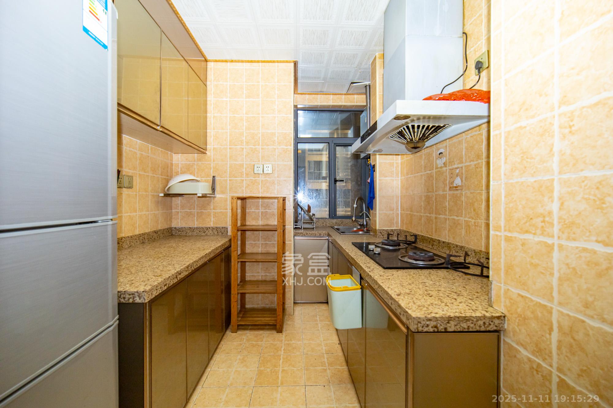 悦湖山  4室2厅1卫    65.0万厨房