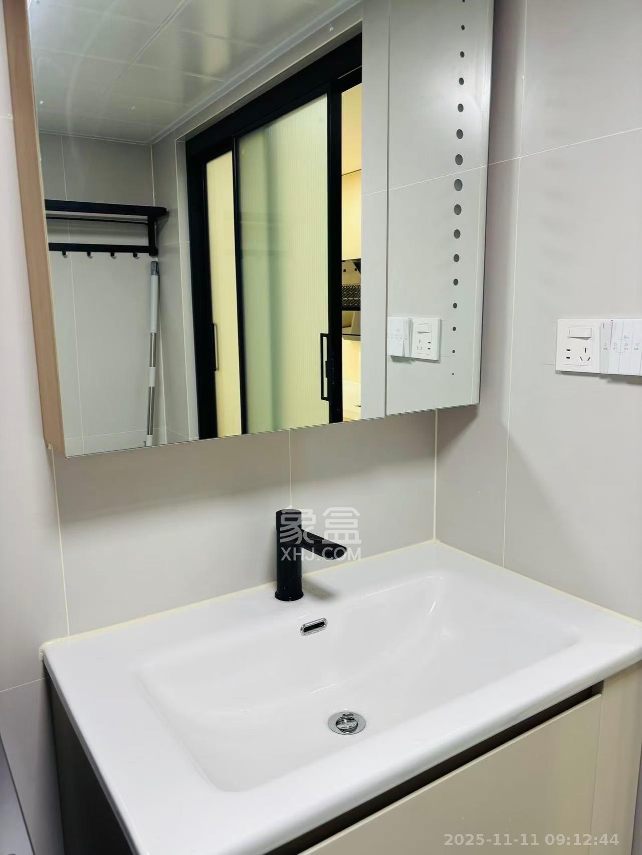 龙湖铂金岛  1室1厅1卫    2600.0元/月