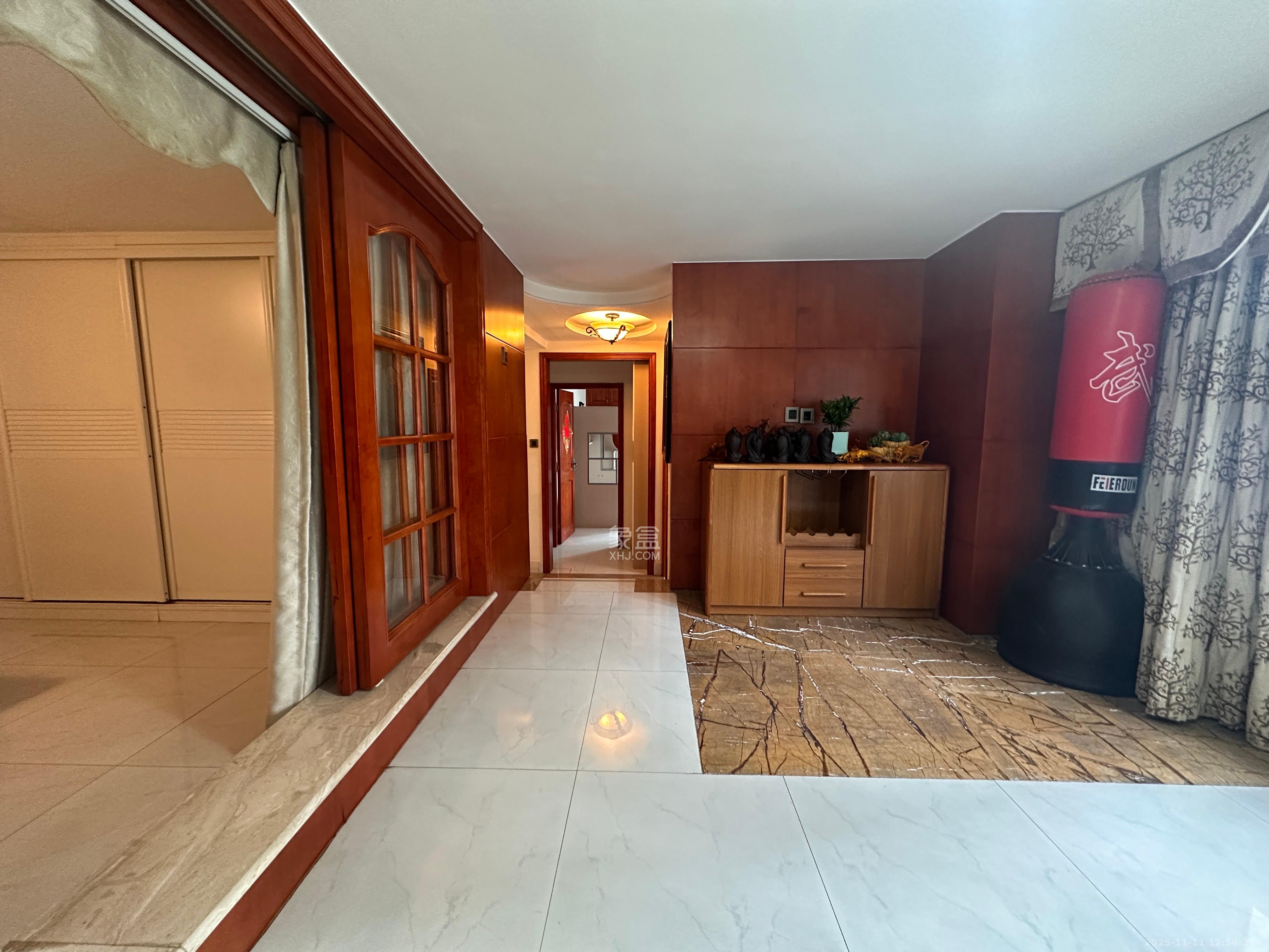 君临天厦  4室2厅2卫    8000.0元/月室内图