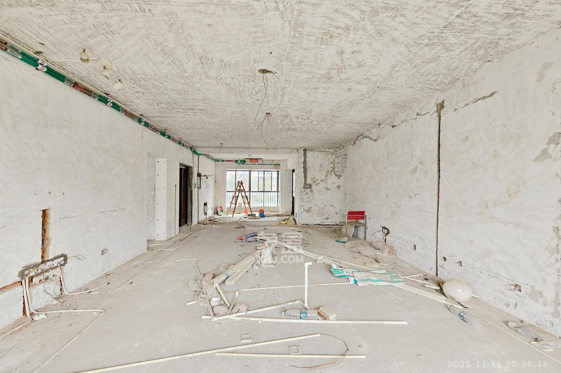 茂华国际湘  5室2厅2卫    180.0万客厅