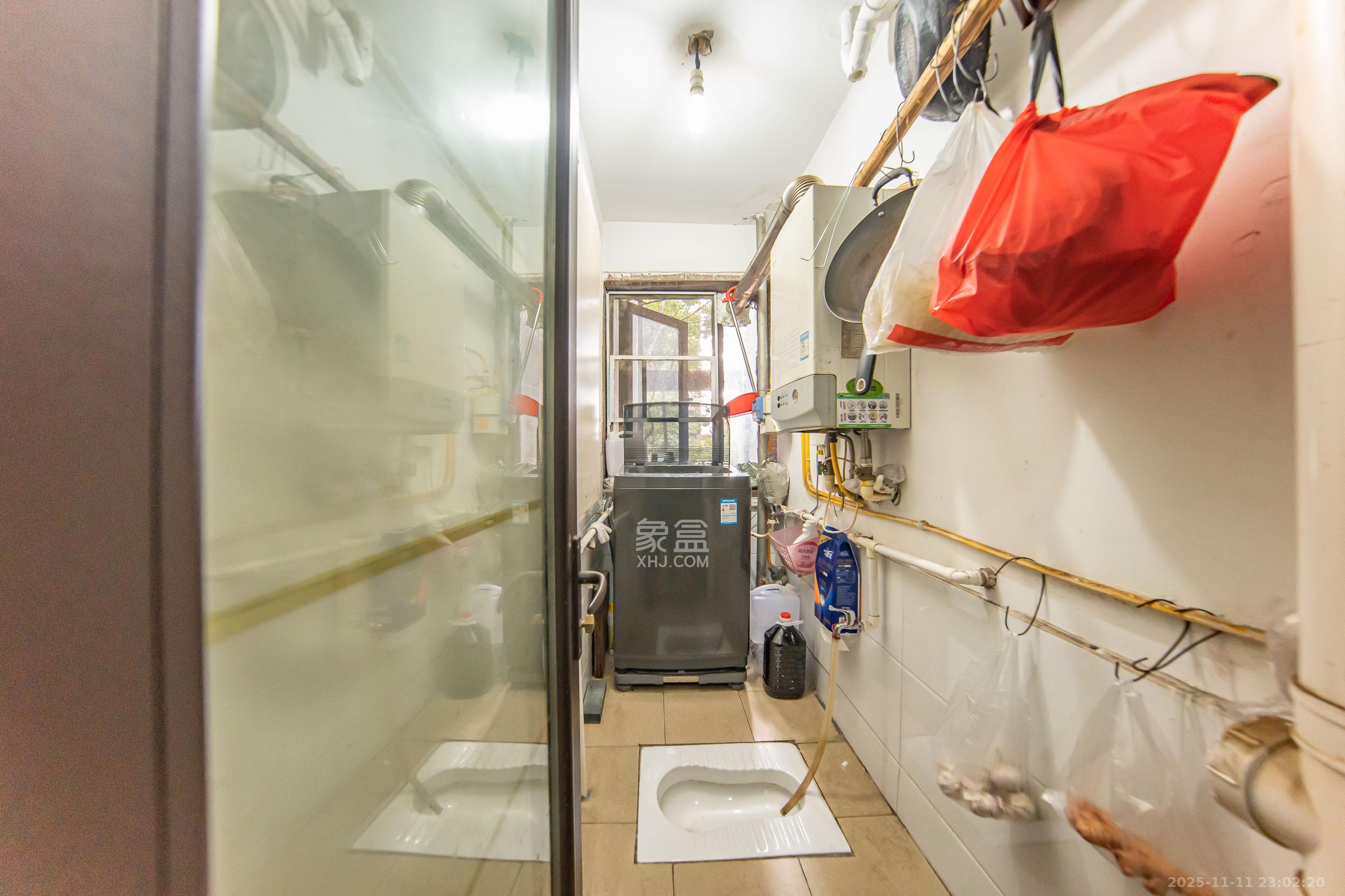 中海国际一期  3室2厅1卫    64.8万卫生间