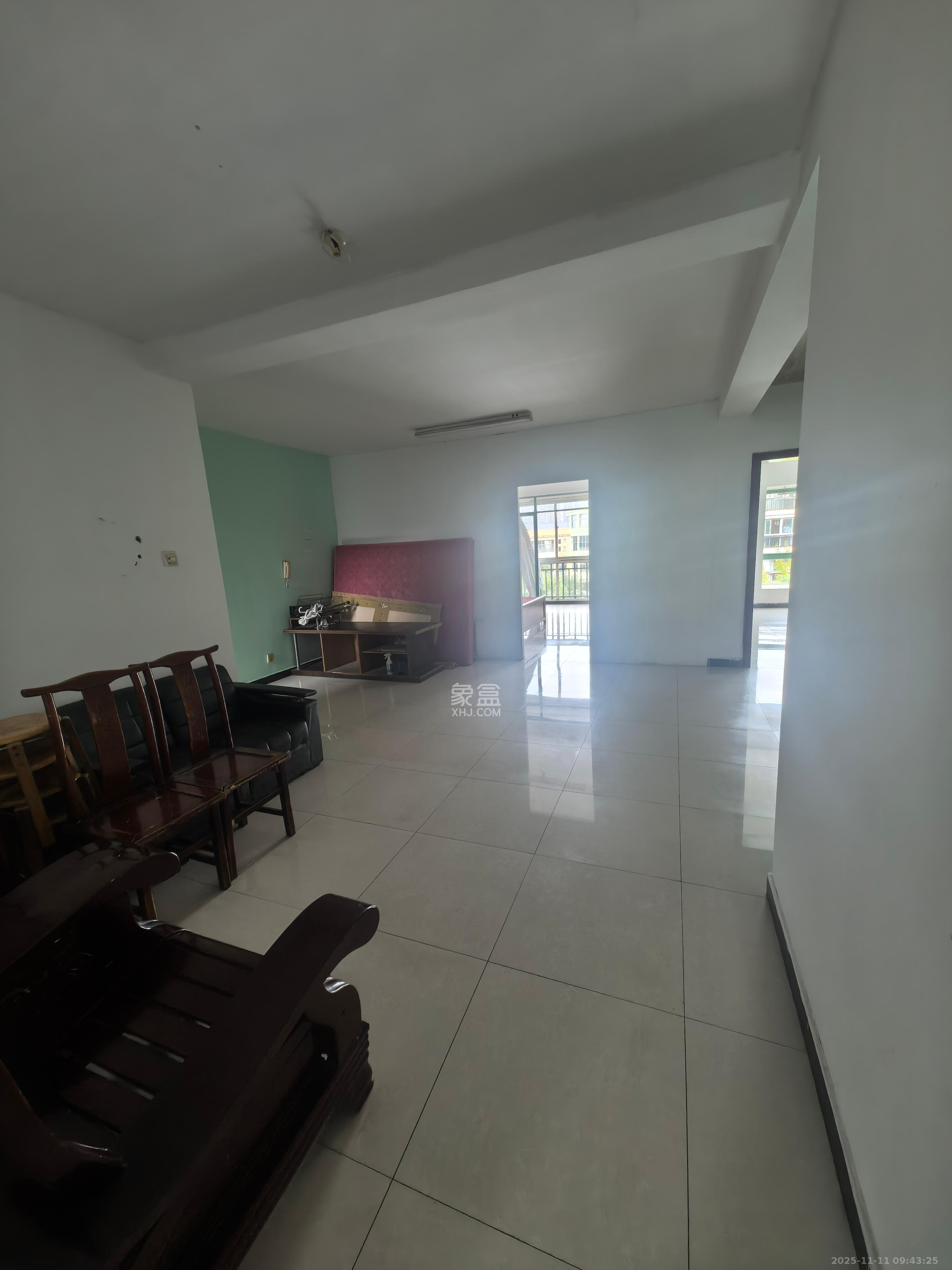 金帆江滨玫瑰园  4室2厅2卫    2300.0元/月