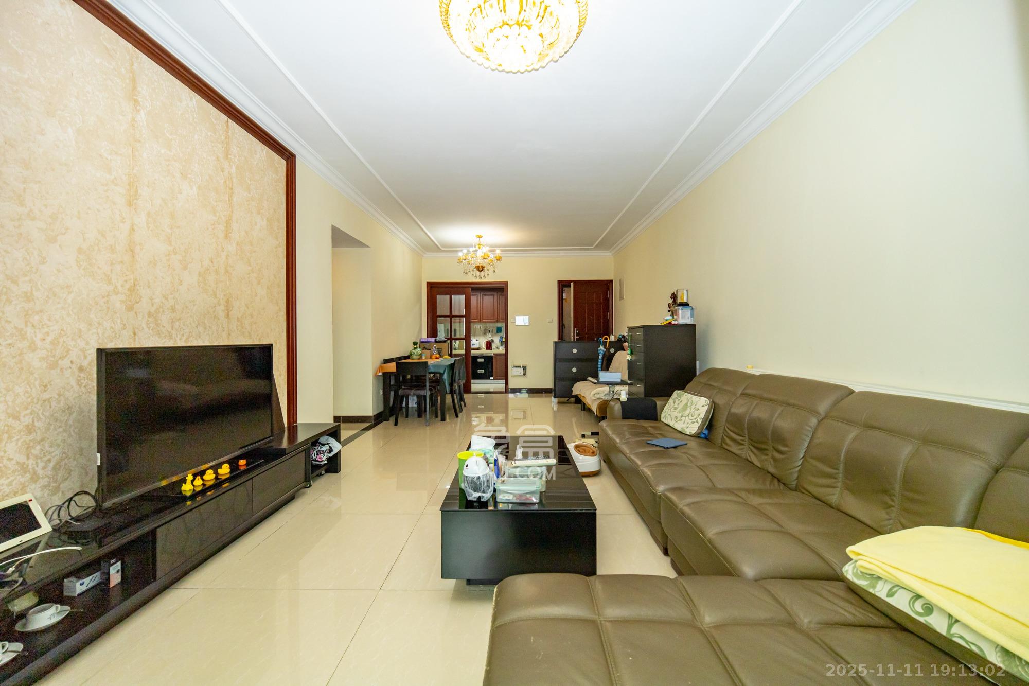 恒大雅苑  3室2厅2卫    103.0万客厅