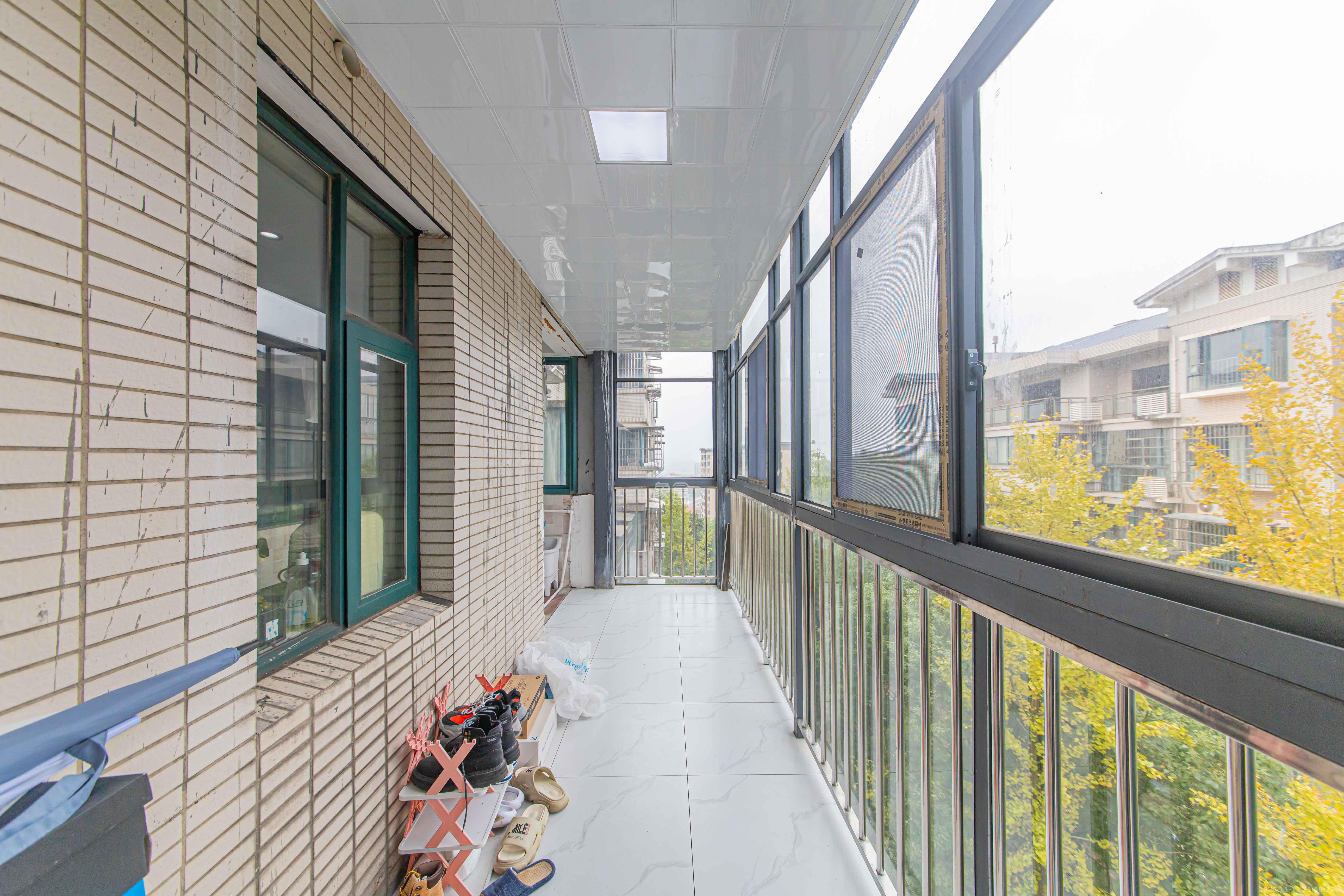 银桂苑  4室2厅2卫    135.0万阳台