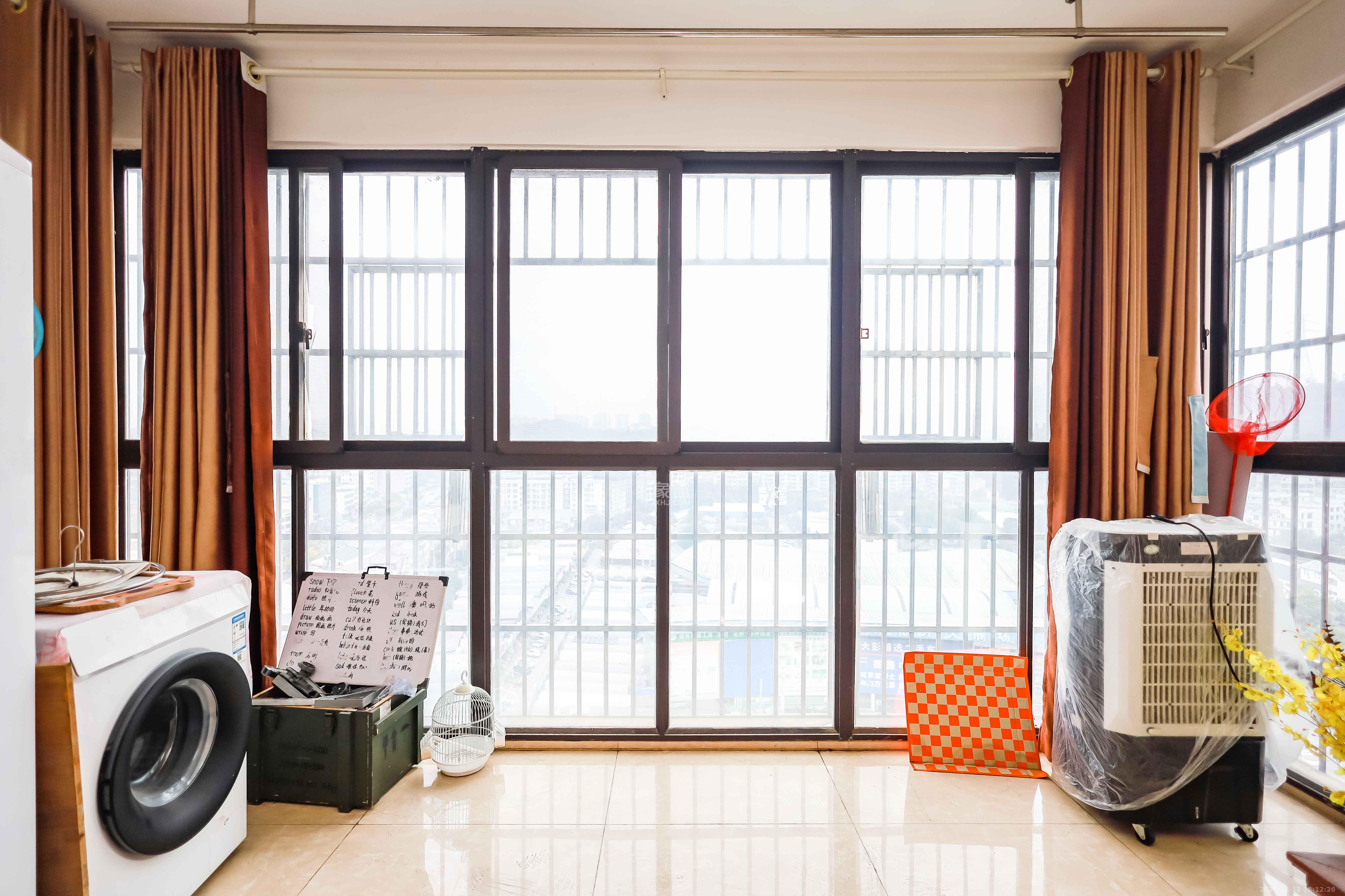 阳光晶城  4室2厅2卫    106.0万阳台