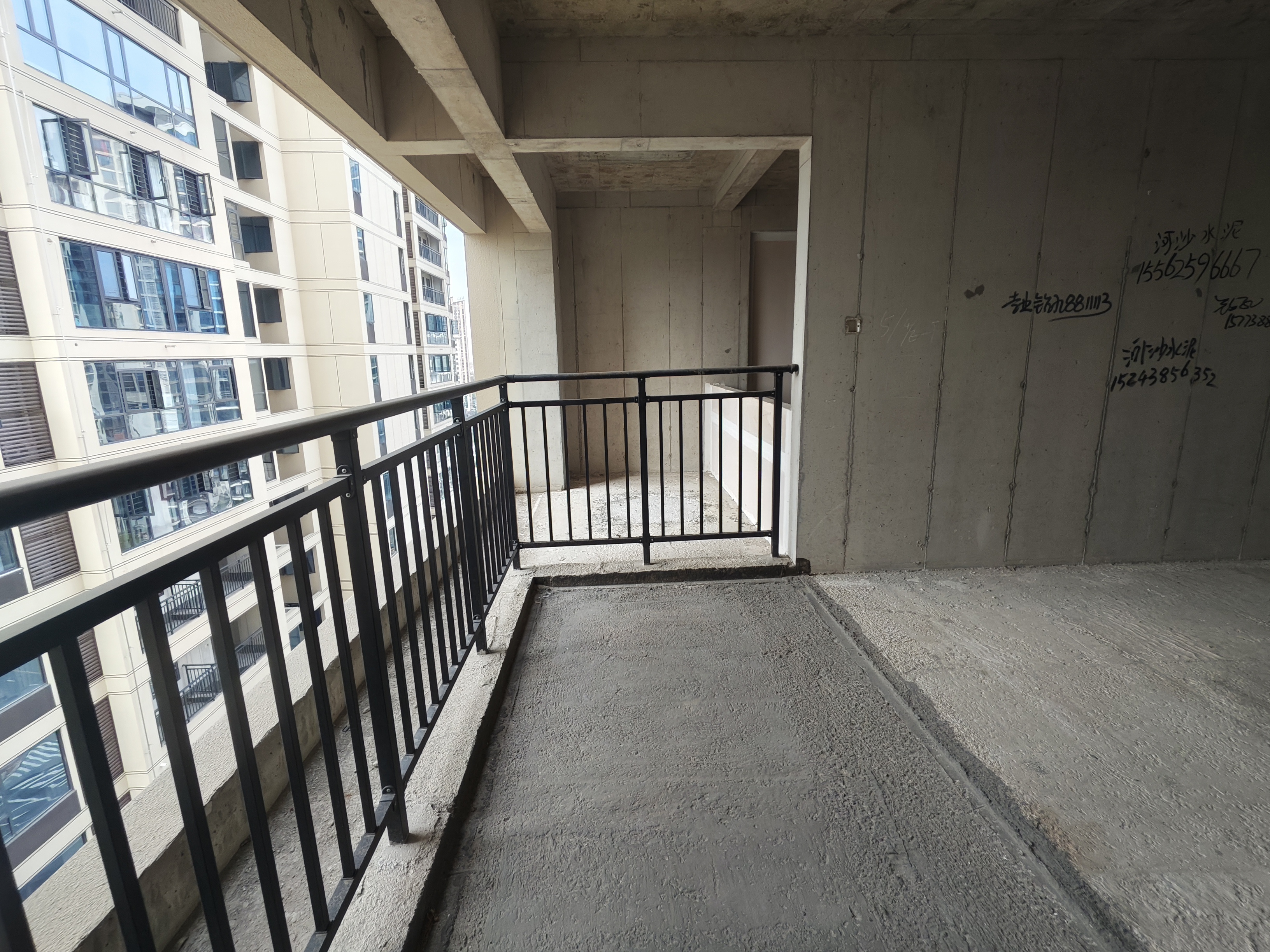 湘中府央玺  1室0厅0卫    86.8万客厅