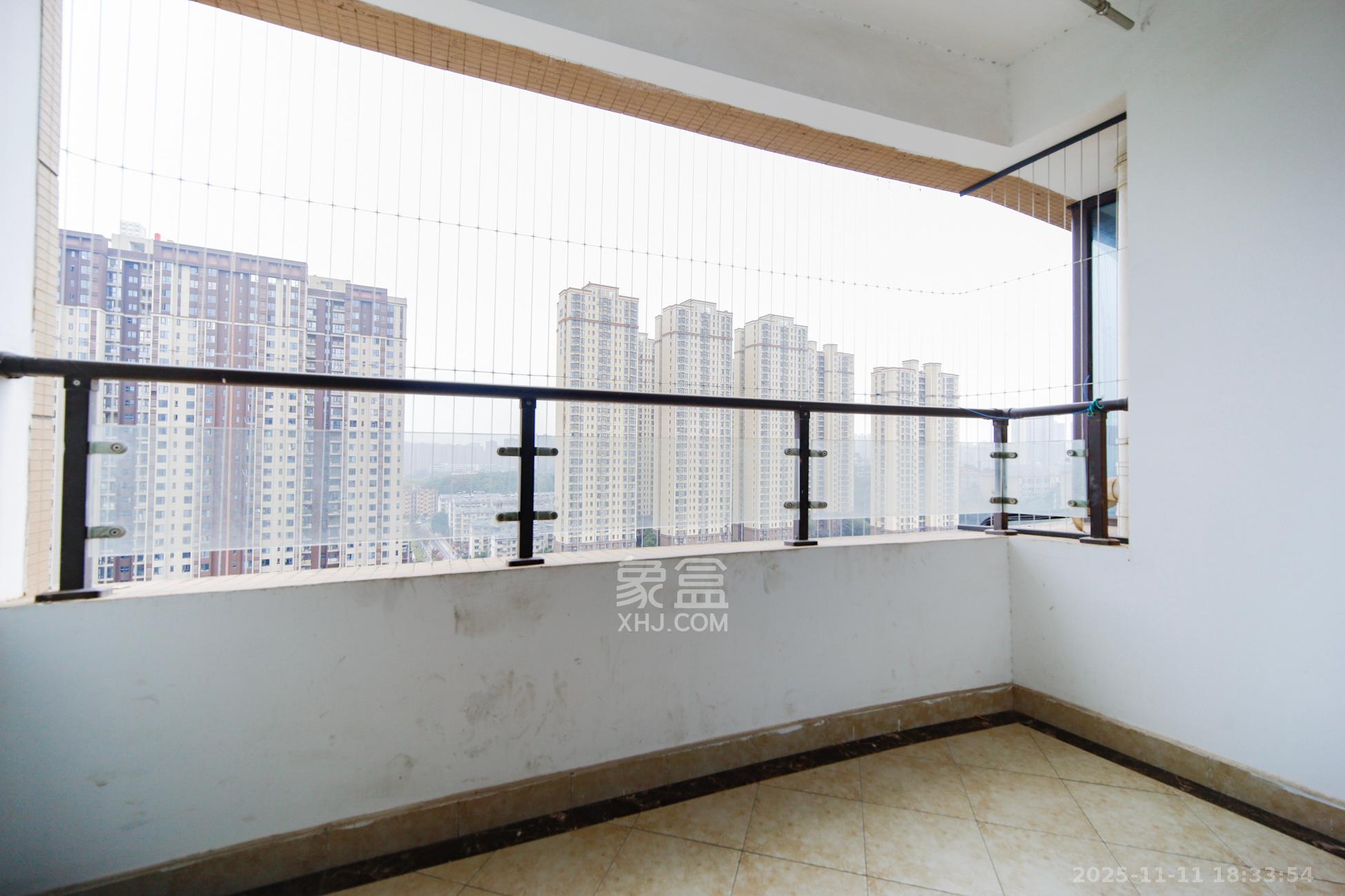 五江天街南区  3室2厅1卫    82.0万阳台