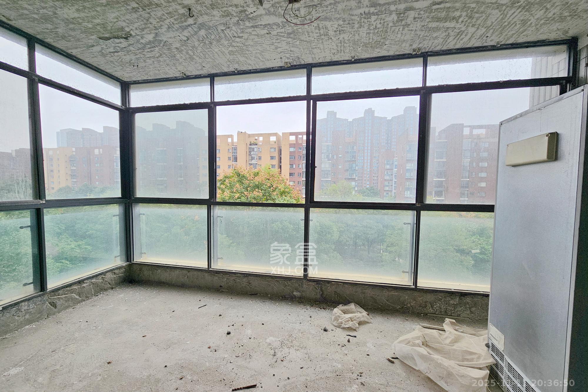 茂华国际湘  5室2厅2卫    180.0万阳台